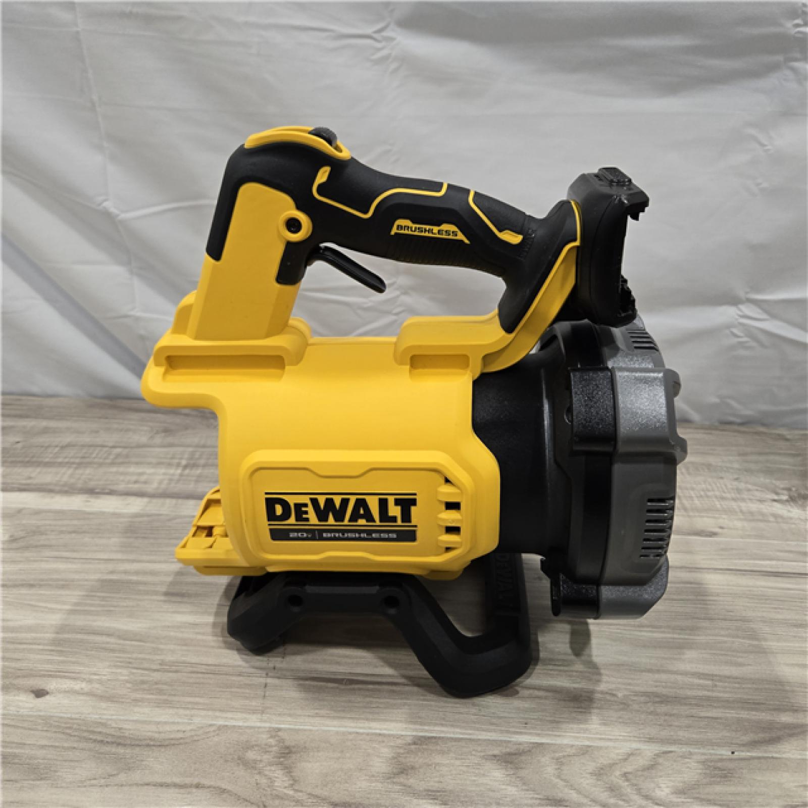 LIKE NEW! - DEWALT 20V MAX Cordless Handheld Axial Leaf Blower Kit