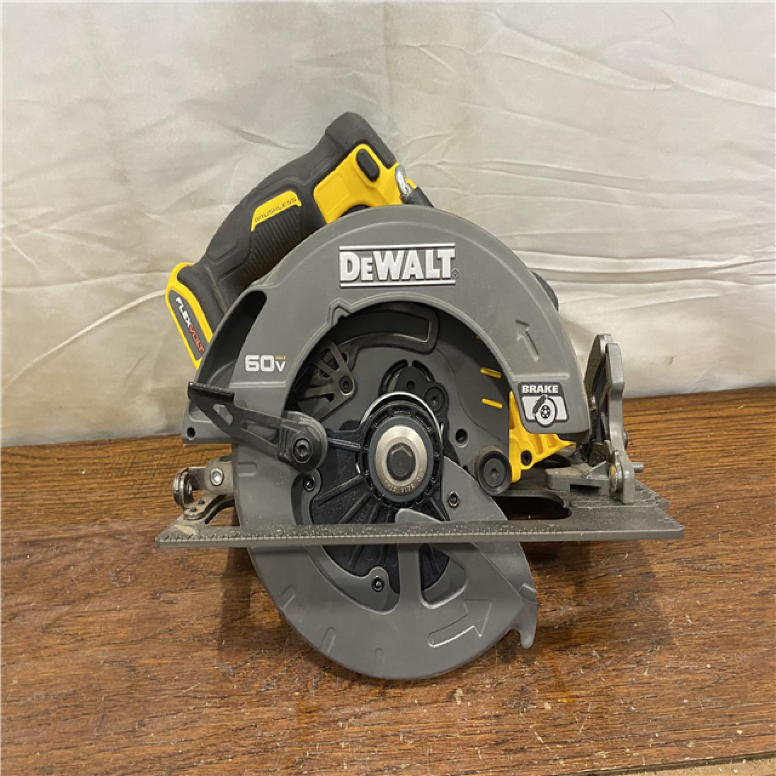 AS-IS DeWALT Flexvolt Max 7-1/4  60V Brushless Circular Saw DCS578B