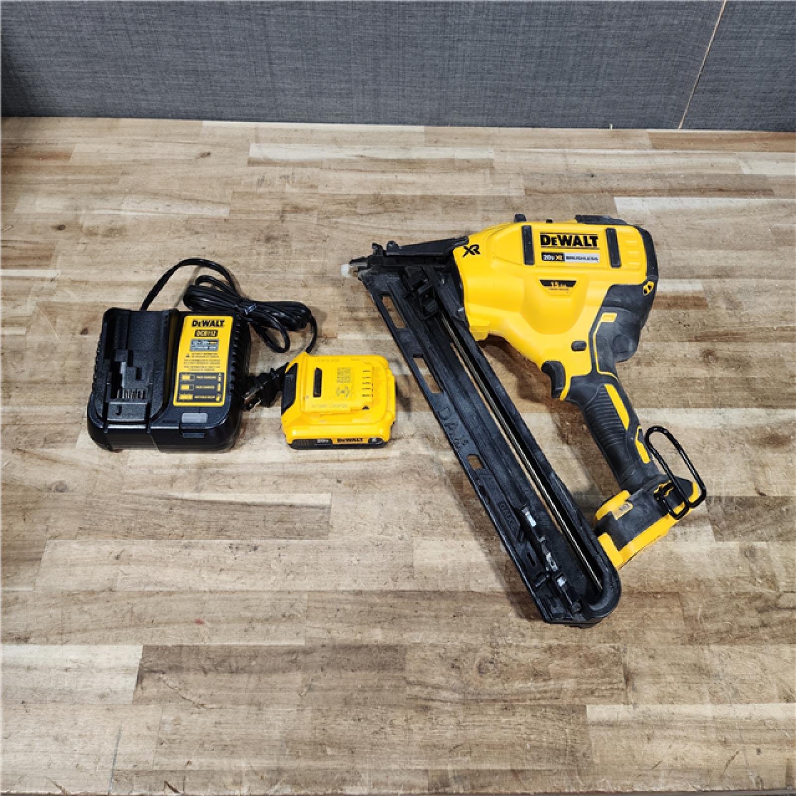 HOUSTON LOCATION - AS - IS DEWALT 20V MAX XR Lithium-Ion Cordless 2-1/2 in. 15-Gauge Finish Nailer Kit