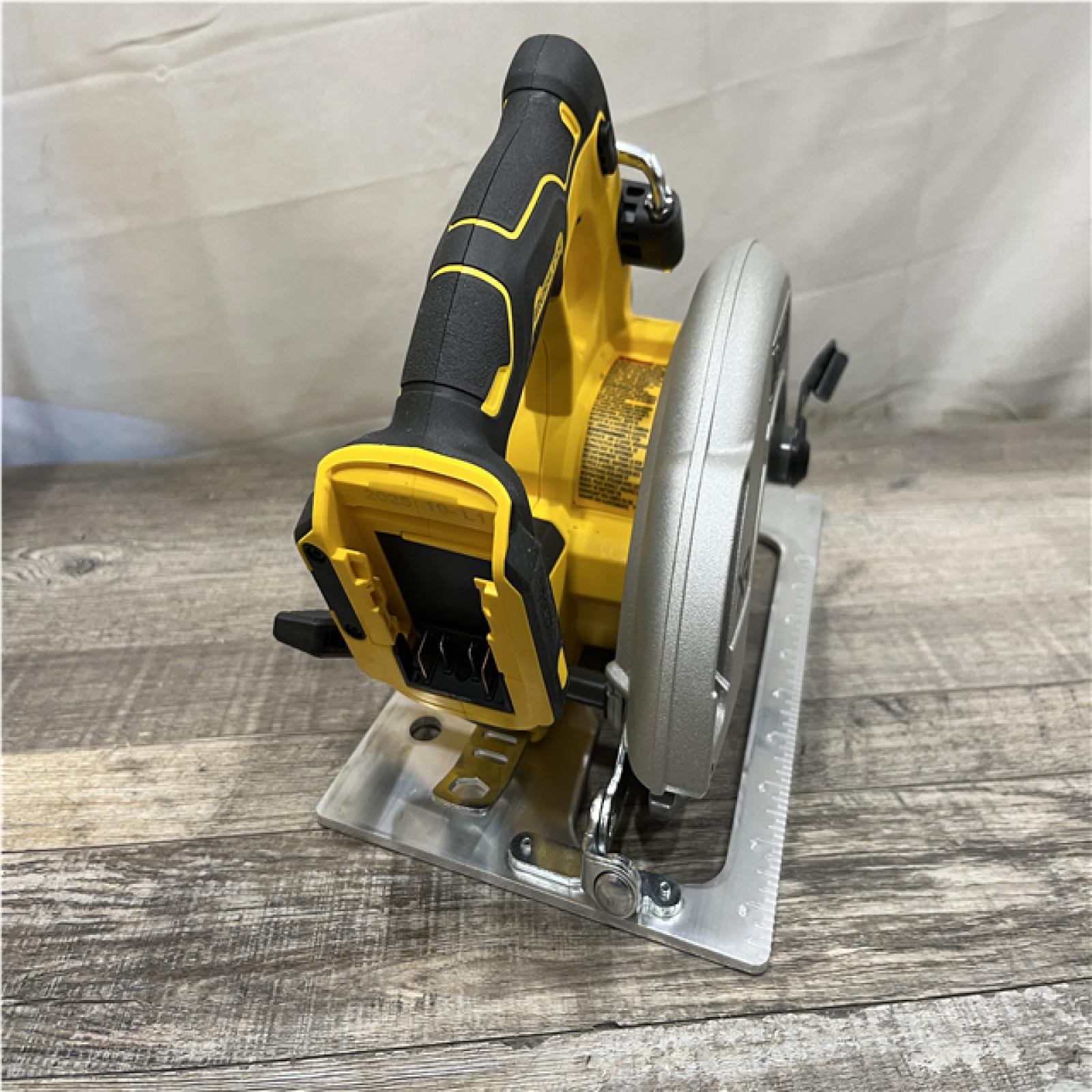 AS-IS DEWALT 20-Volt MAX 7-1/4 in. Cordless Circular Saw (Tool Only)