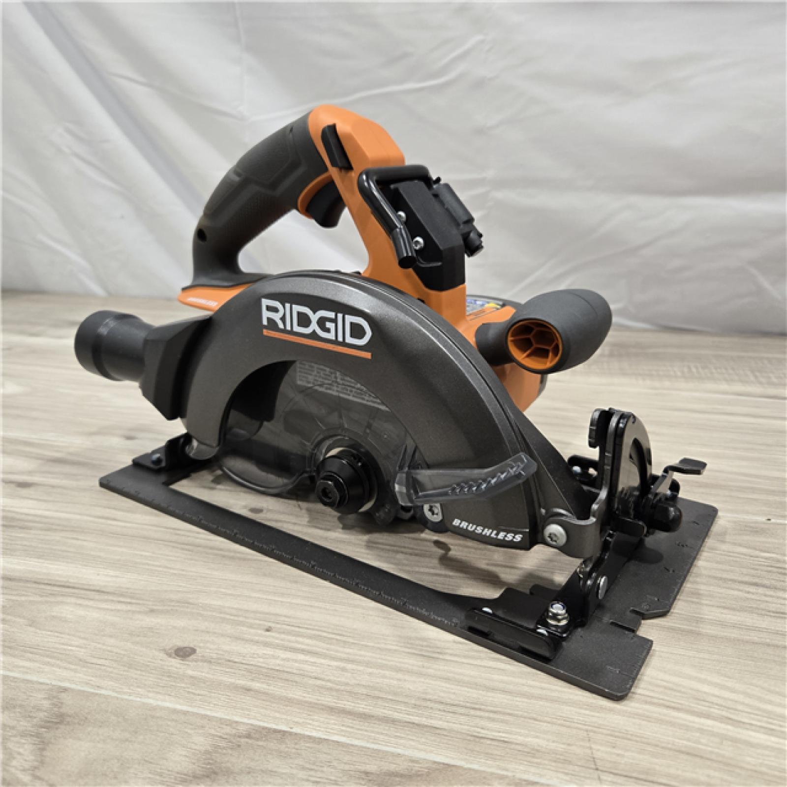LIKE NEW! - RIDGID 18V Brushless Cordless 7-1/4 in. Circular Saw (Tool Only)