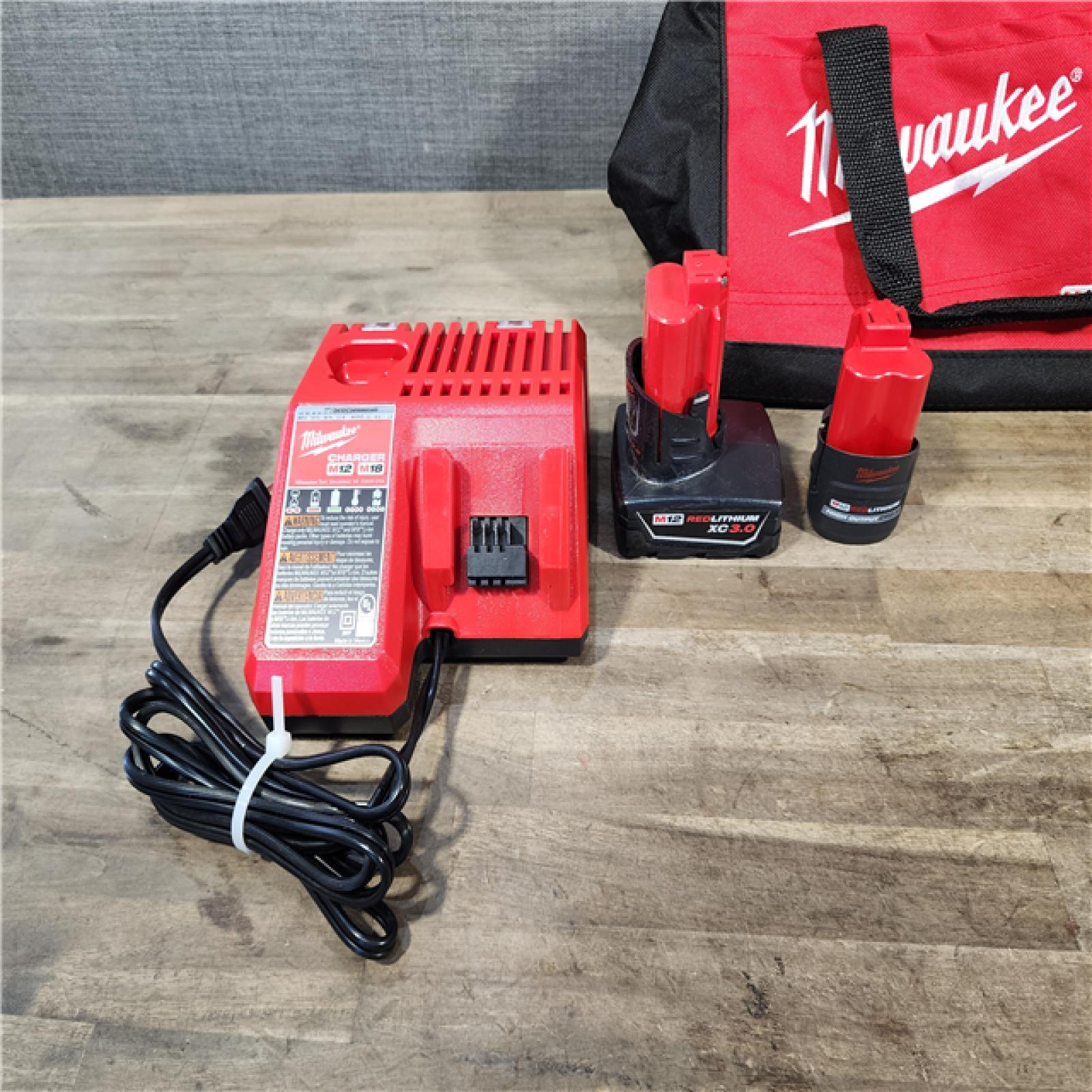 HOUSTON LOCATION - AS-IS MILWAUKEE 2 TOOL COMBO KIT W/ (2) BATTERY & CHARGER