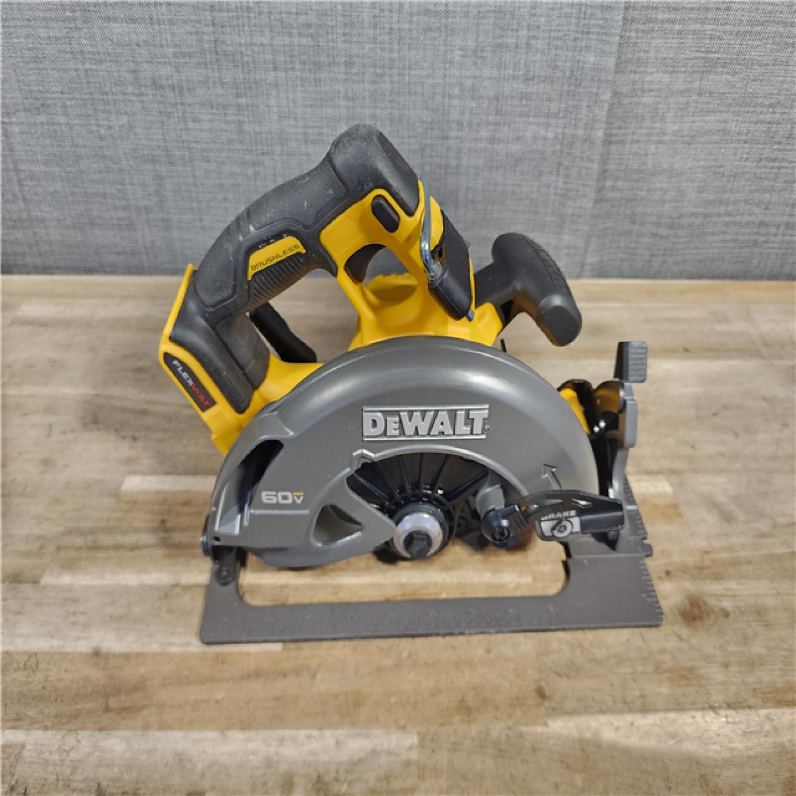 HOUSTON LOCATION - AS-IS DeWALT Flexvolt Max 7-1/4 60V Brushless Circular Saw (Tool Only)