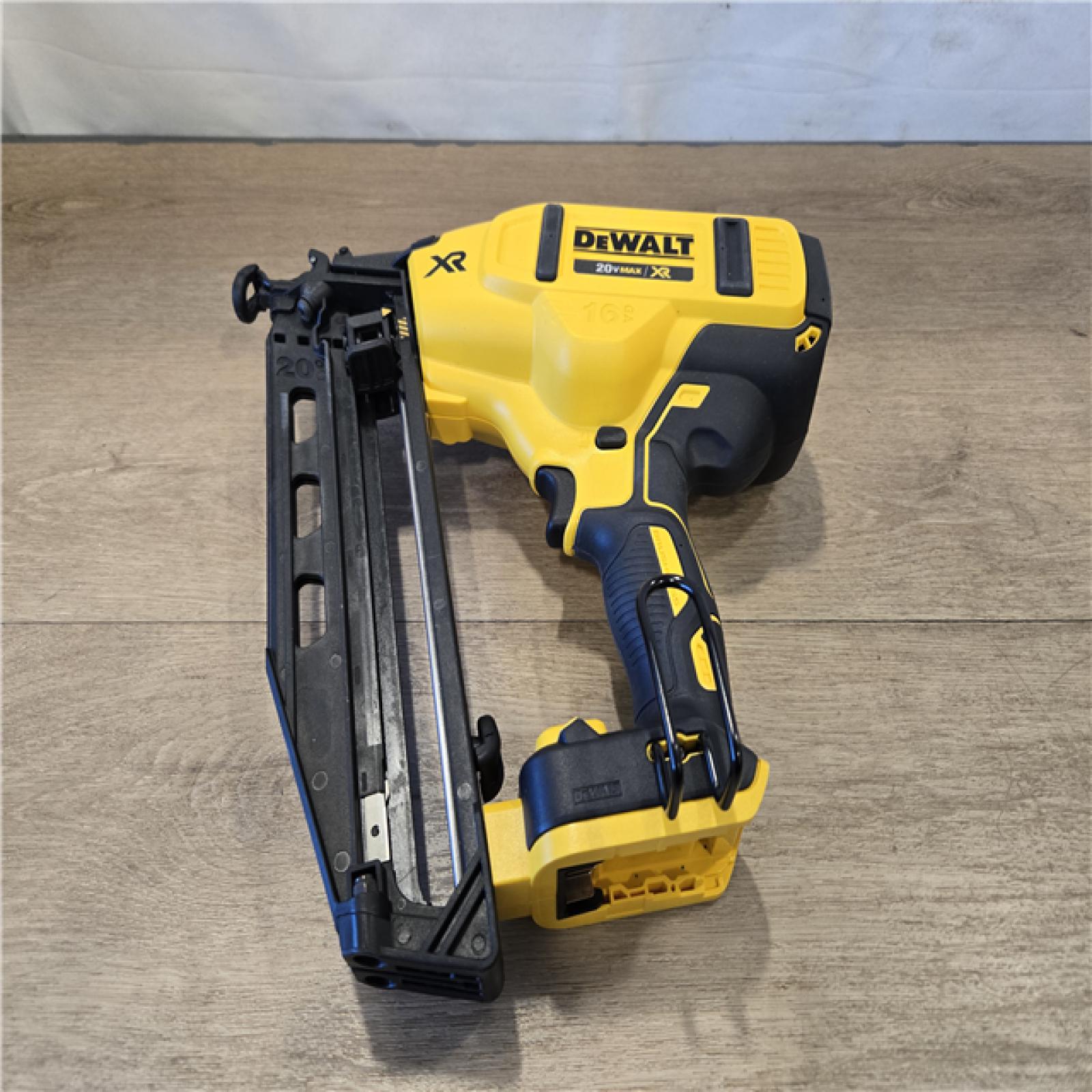 AS-IS DEWALT 20V MAX XR 16-Gauge Electric Cordless Angled Finishing Nailer Kit