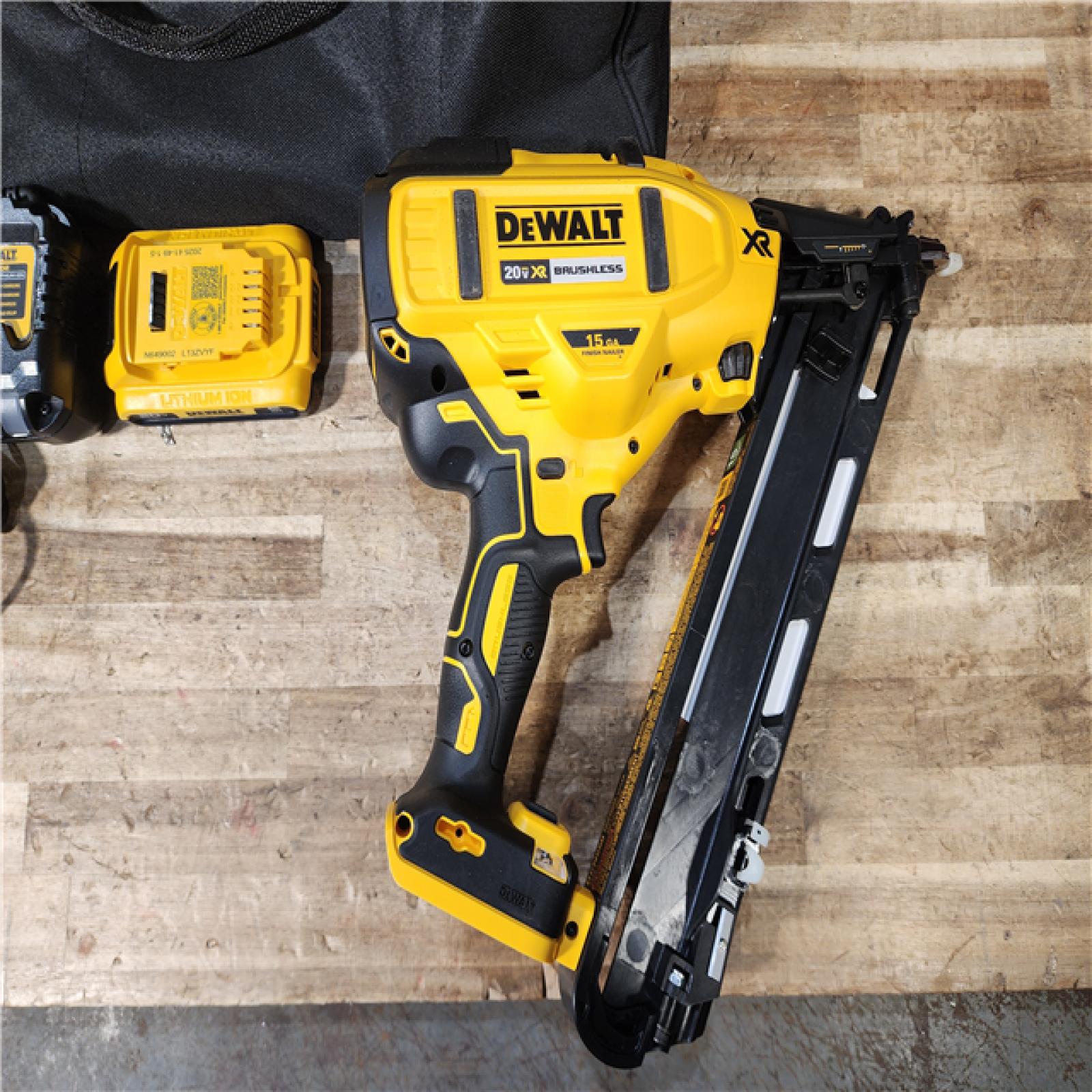 HOUSTON LOCATION - AS - IS DEWALT 20V MAX XR Lithium-Ion Cordless 2-1/2 in. 15-Gauge Finish Nailer Kit