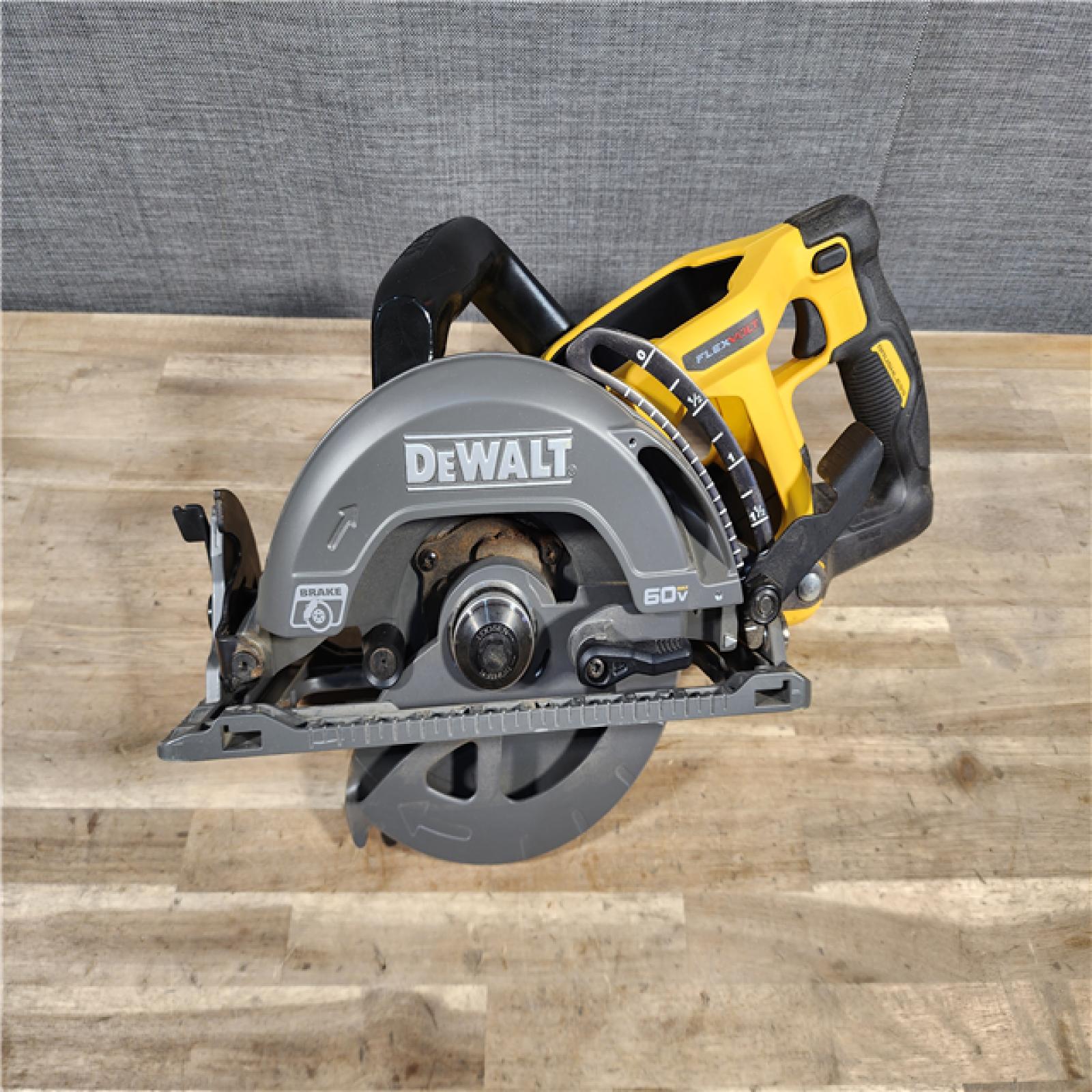 HOUSTON LOCATION - AS-IS DEWALT FLEXVOLT 60V MAX Cordless Brushless 7-1/4 in. Wormdrive Style Circular Saw (Tool Only)