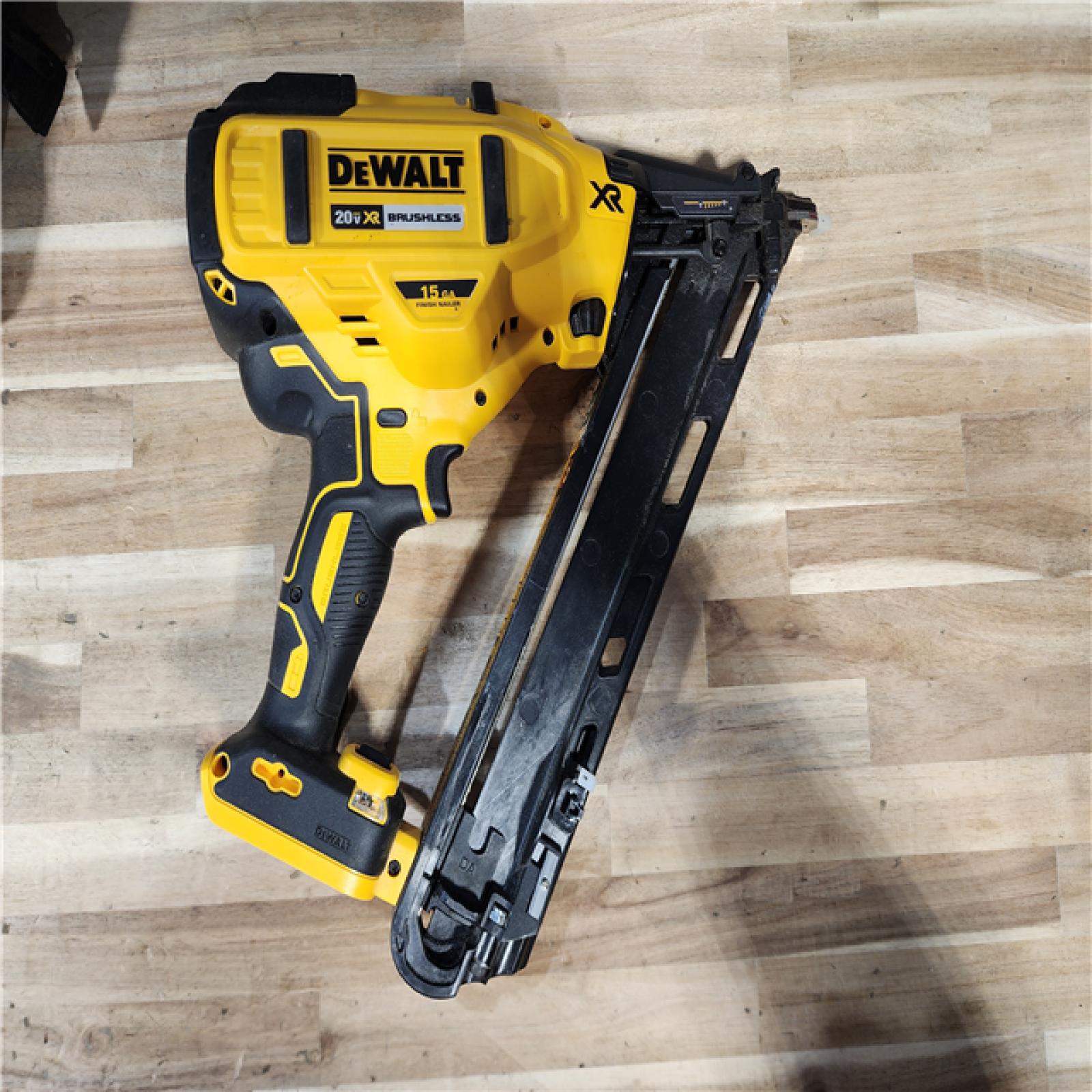 HOUSTON LOCATION - AS-IS DEWALT 20V MAX XR Lithium-Ion Cordless 2-1/2 in. 15-Gauge Finish Nailer Kit
