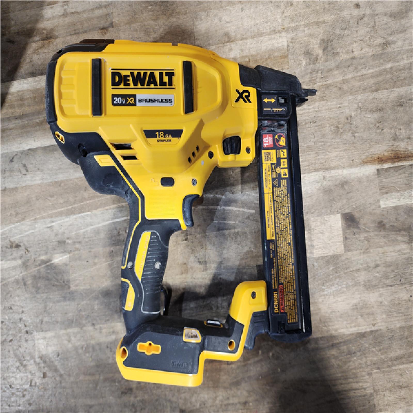 HOUSTON LOCATION - AS-IS DeWALT DCN681D1 20V MAX 18ga Cordless Brushless Narrow Crown Stapler Kit w/ BATTERY & CHARGER