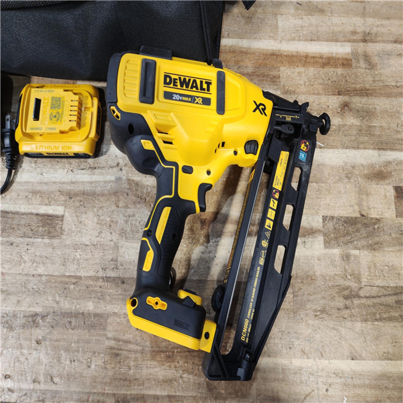 HOUSTON LOCATION - AS - IS DEWALT 20V MAX XR 16-Gauge Electric Cordless Angled Finishing Nailer Kit