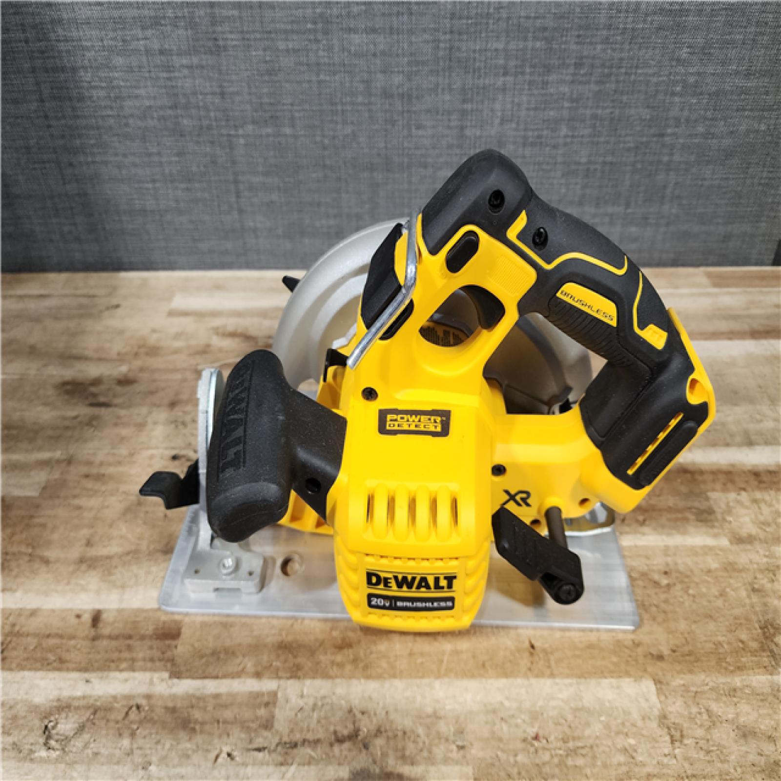 HOUSTON LOCATION - AS - IS DEWALT 20-Volt MAX 7-1/4 in. Cordless Circular Saw (Tool Only)