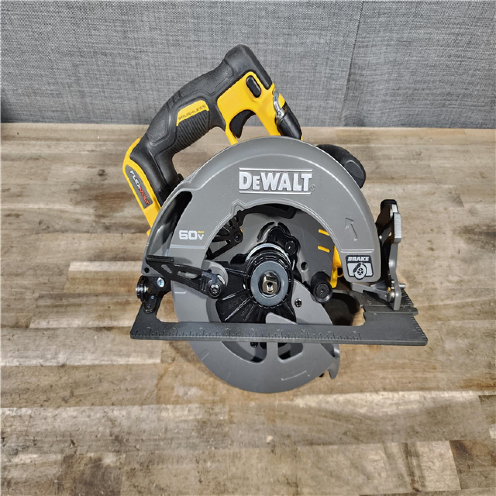 HOUSTON LOCATION - AS-IS DeWALT Flexvolt Max 7-1/4 60V Brushless Circular Saw (Tool Only)
