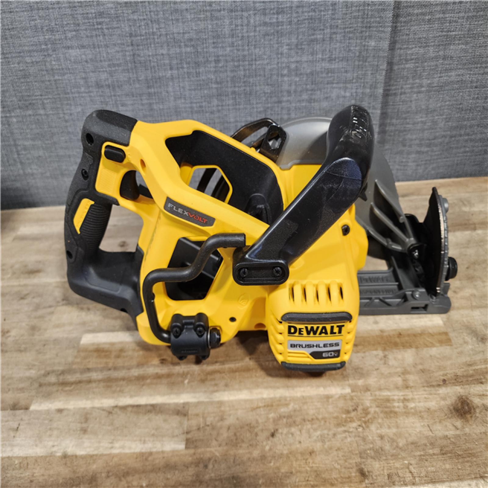 HOUSTON LOCATION - AS-IS DEWALT FLEXVOLT 60V MAX Cordless Brushless 7-1/4 in. Wormdrive Style Circular Saw (Tool Only)