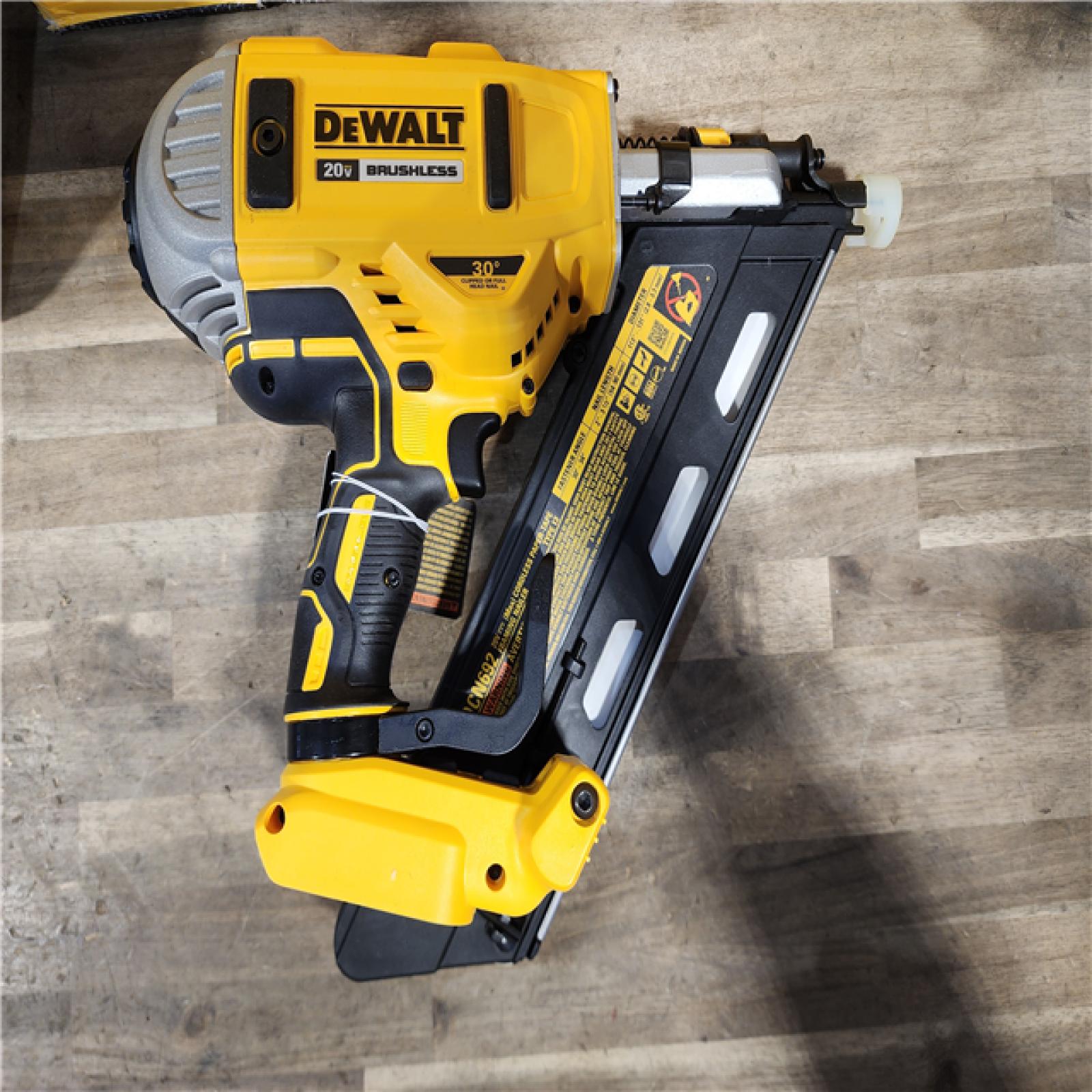 HOUSTON LOCATION - AS-IS (APPEARS LIKE NEW) DeWalt 20V MAX Brushless Cordless 2-Speed 30° Paper Collated Framing Nailer Kit