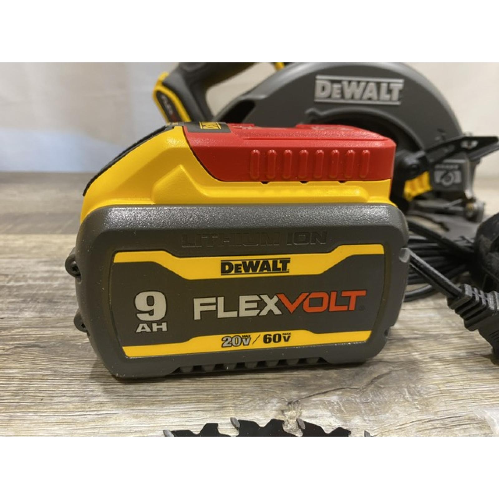 AS-IS DEWALT FLEXVOLT 60V MAX Cordless Brushless 7-1/4 in. Sidewinder Style Circular Saw Kit