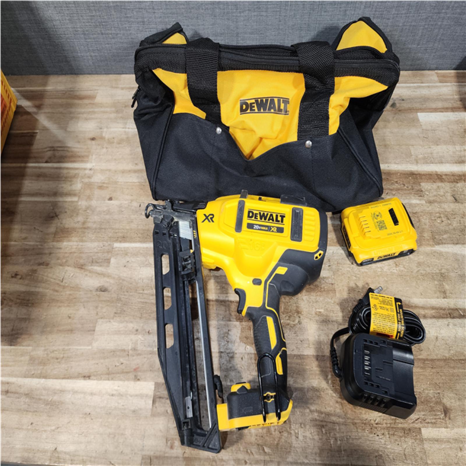 Houston Location AS-IS DEWALT 20V MAX XR 16-Gauge Electric Cordless Angled Finishing Nailer Kit