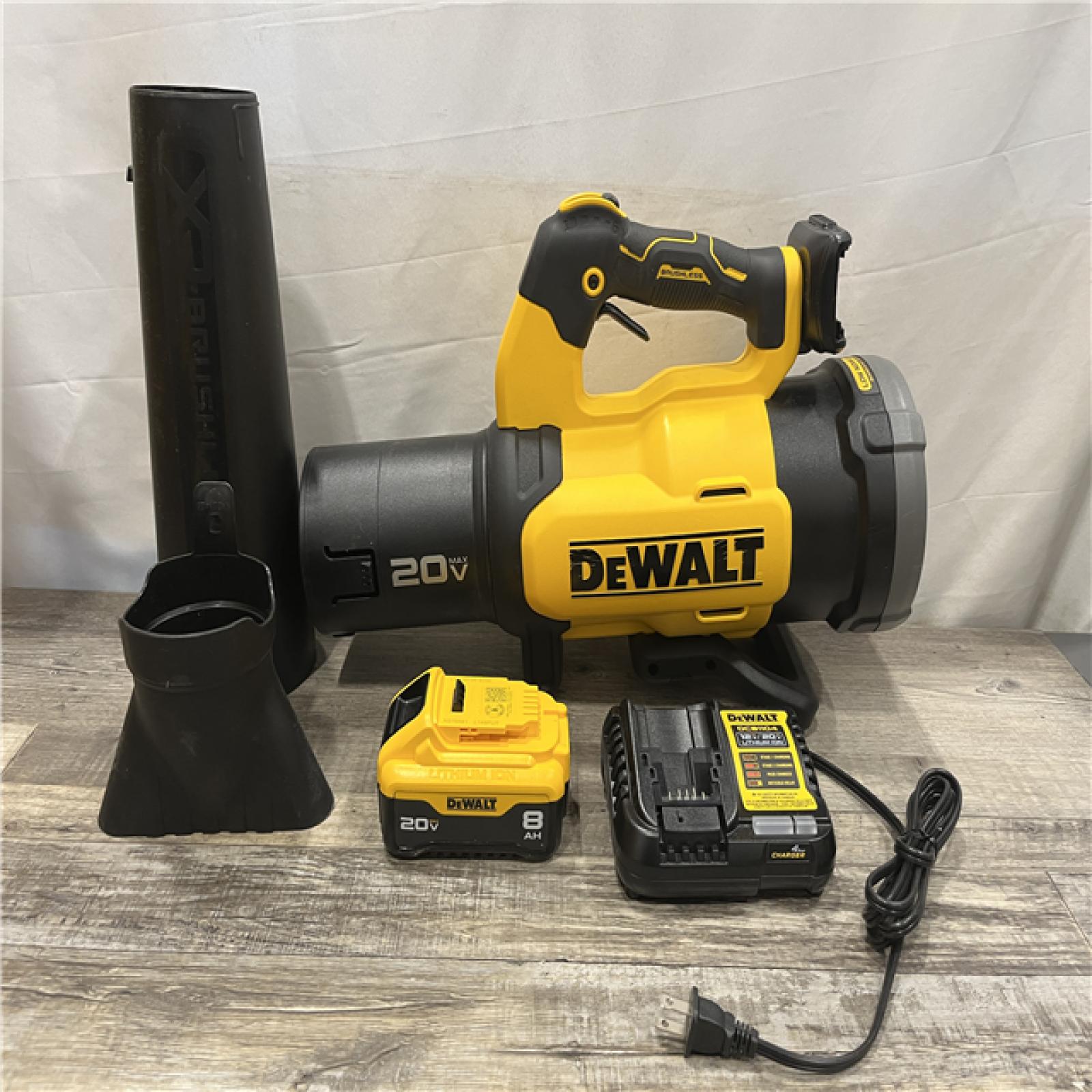 AS-IS DEWALT 20V MAX XR 550 CFM 133 MPH Cordless Battery Powered Blower Kit