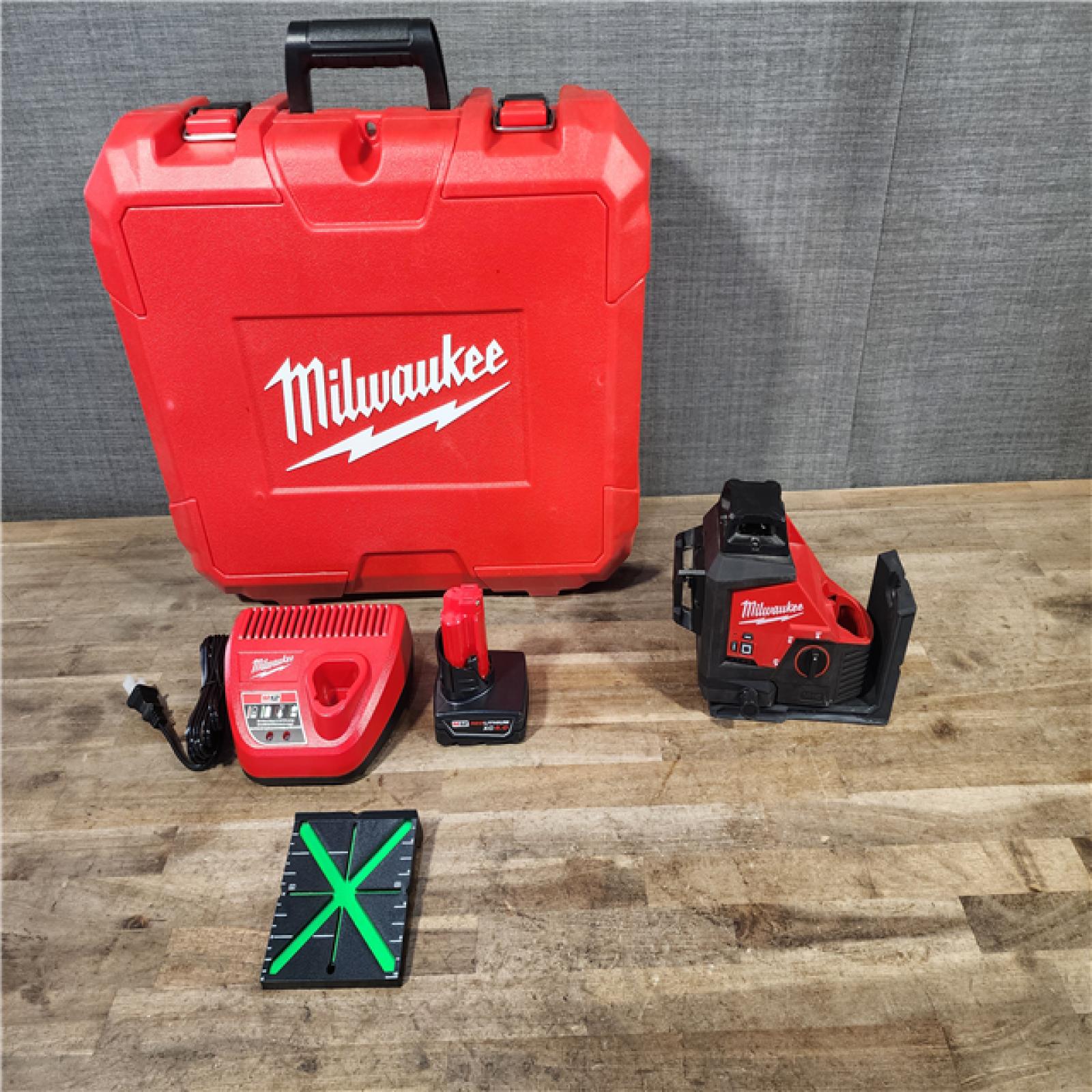 HOUSTON LOCATION - AS-IS Milwaukee-3632-21 M12 Green Beam Laser 360° 3-Plane Kit