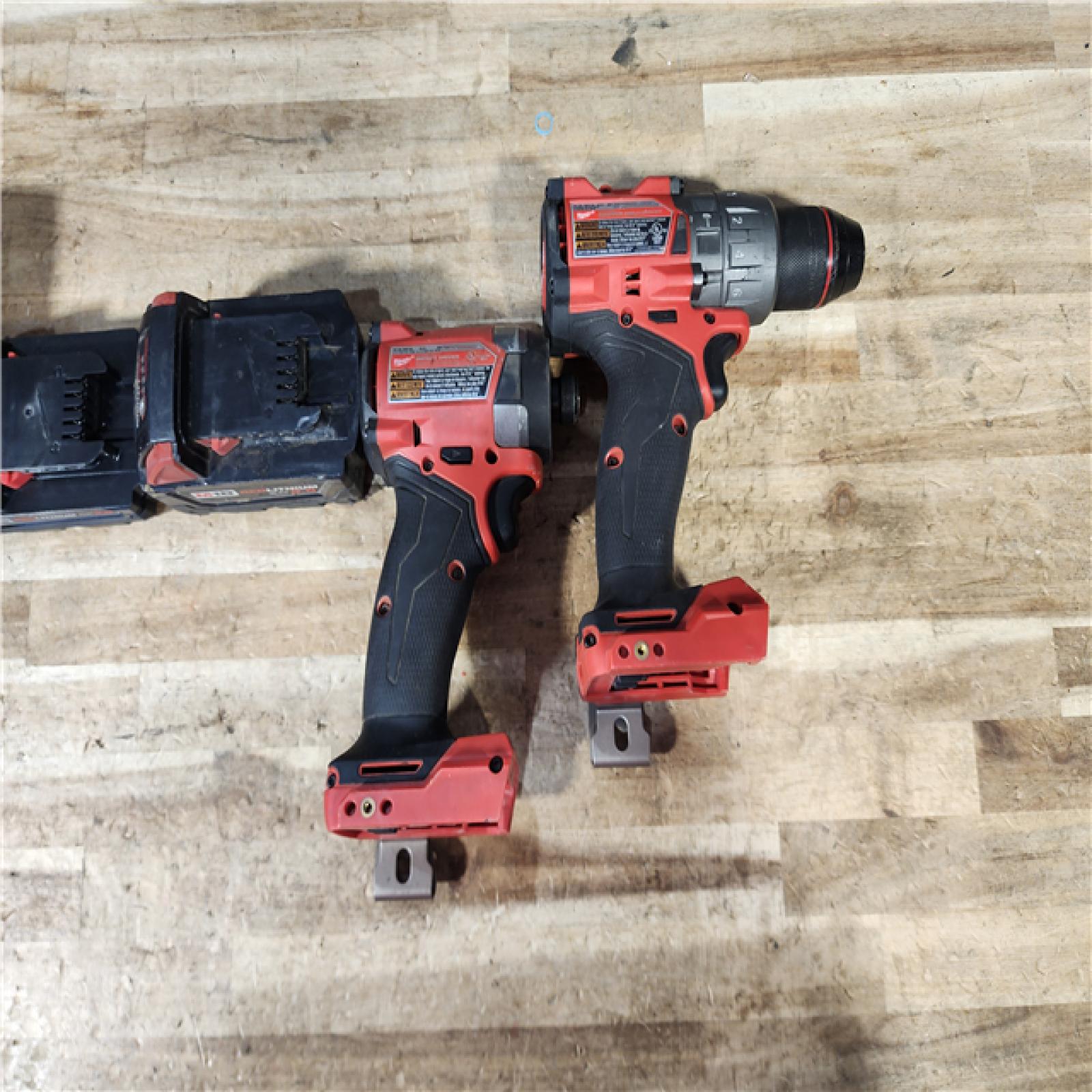 HOUSTON LOCATION - AS - IS Milwaukee 2 Tool Combo Kit W/ (2) Battery & Charger