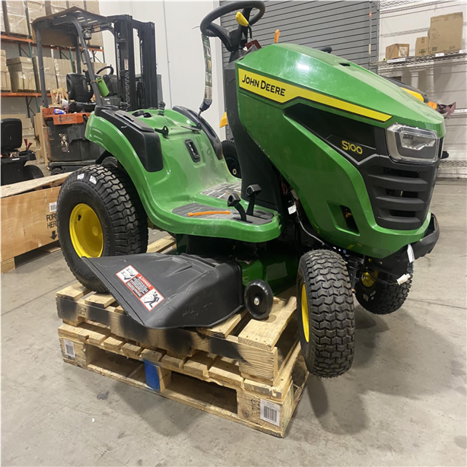 Dallas Location - As-Is John Deere S100 42-in Single cylinder Gas Lawn tractor