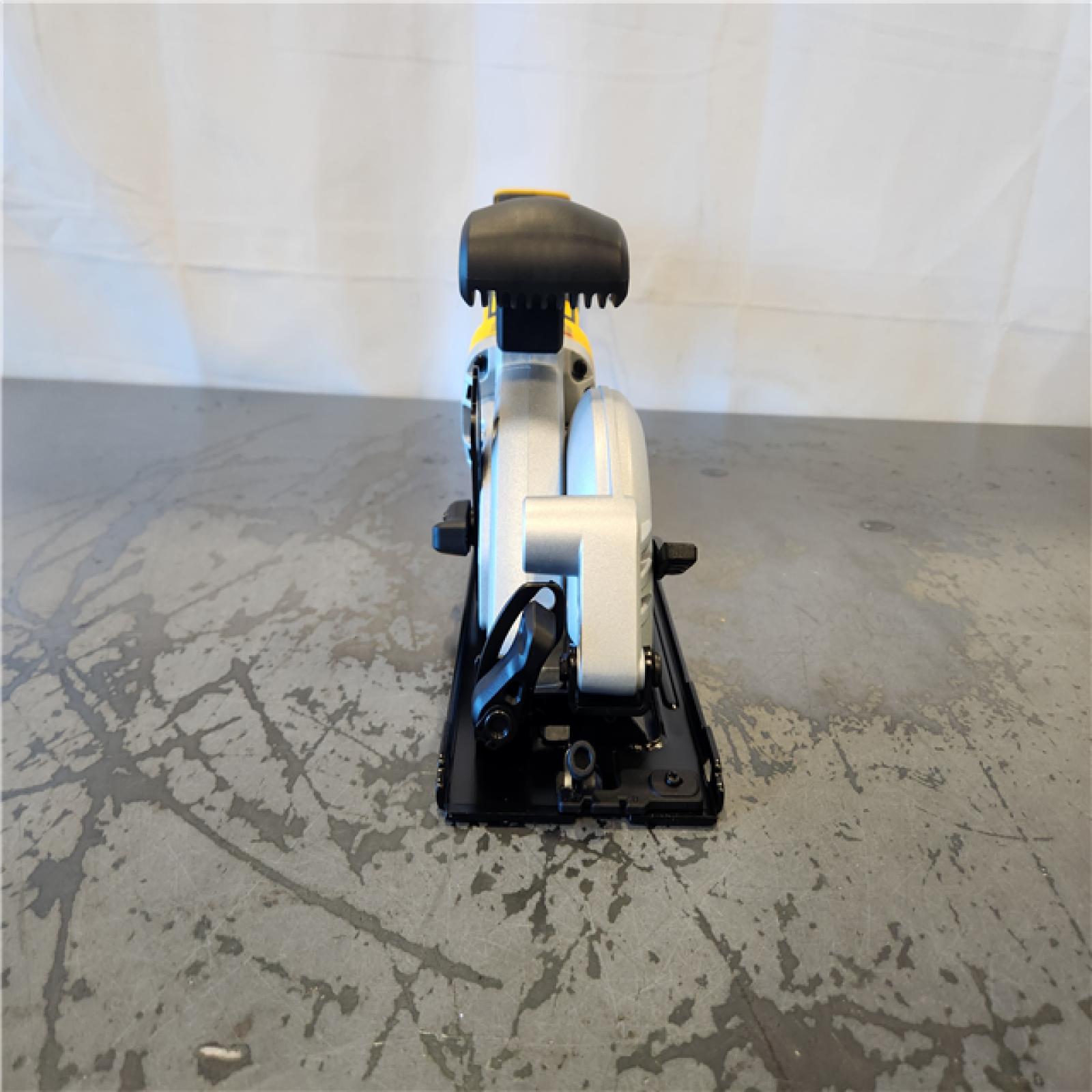 AS-IS- DEWALT Atomic 20-Volt Maximum Lithium-Ion Cordless Brushless 4-1/2 in. Circular Saw Kit