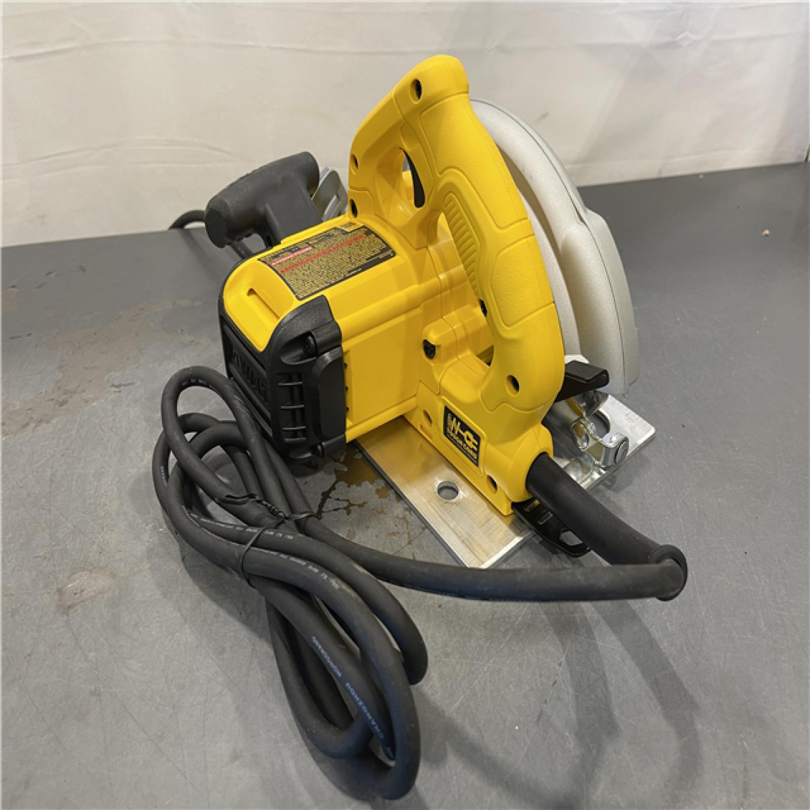 AS-IS - DeWalt 15 Amp Corded 7-1/4 in. Lightweight Circular Saw