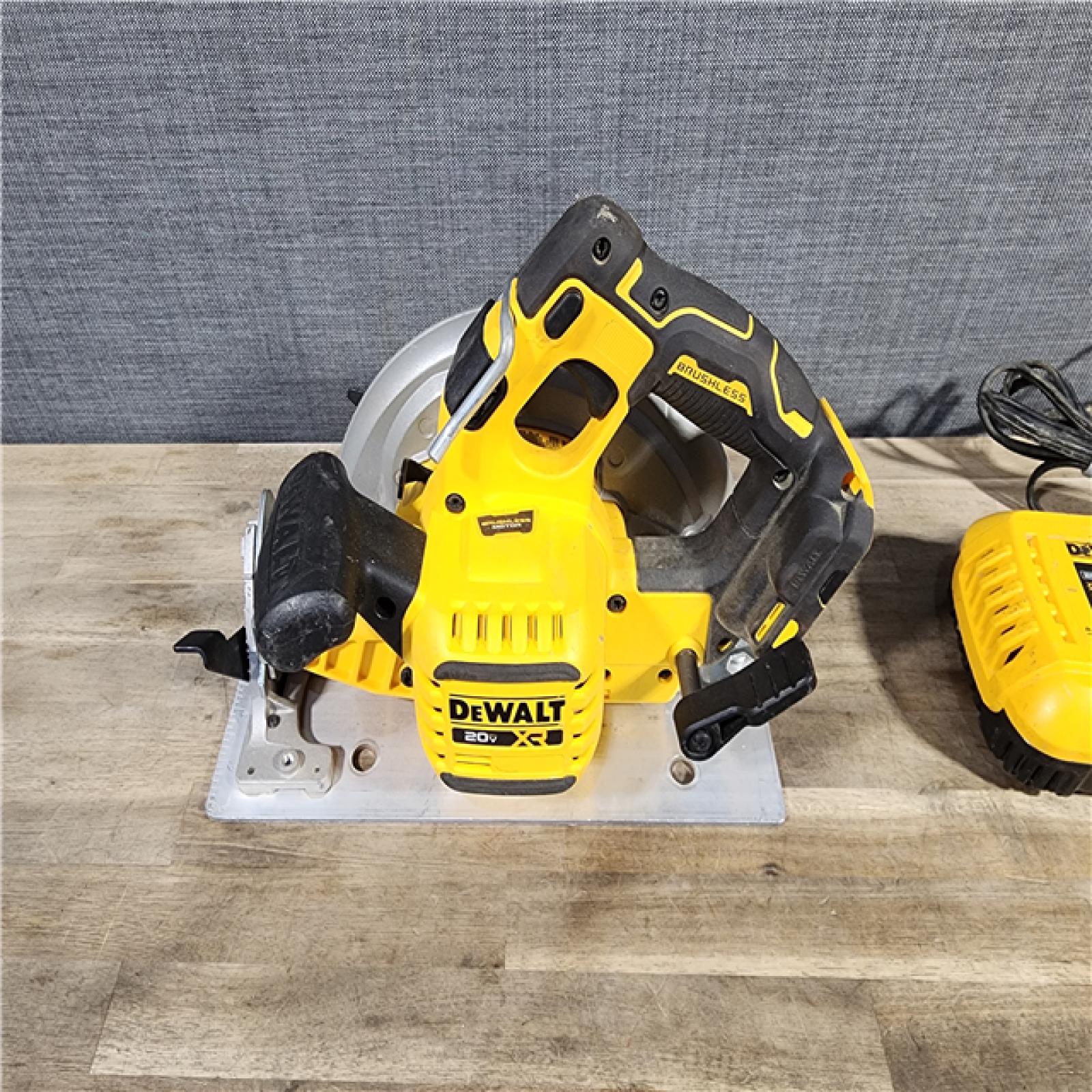 HOUSTON LOCATION - AS-IS DEWALT 20V MAX Lithium-Ion 7-1/4 in. Cordless Circular Saw Kit with 8.0 Ah Battery, Charger and Kit Bag