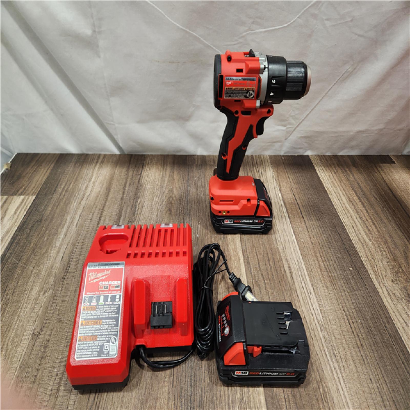 AS-IS- Milwaukee M18 18V Drill/Driver Kit