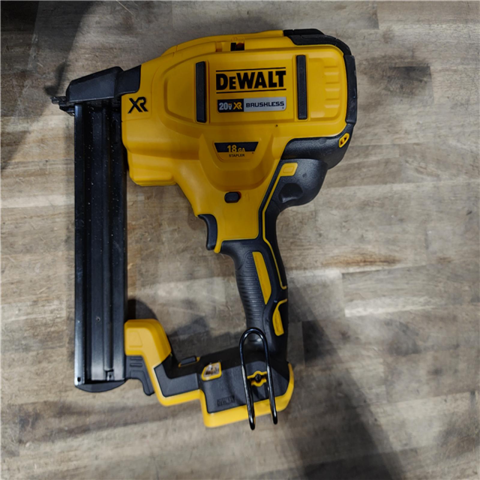 HOUSTON LOCATION - AS-IS DeWALT DCN681D1 20V MAX 18ga Cordless Brushless Narrow Crown Stapler Kit w/ BATTERY & CHARGER
