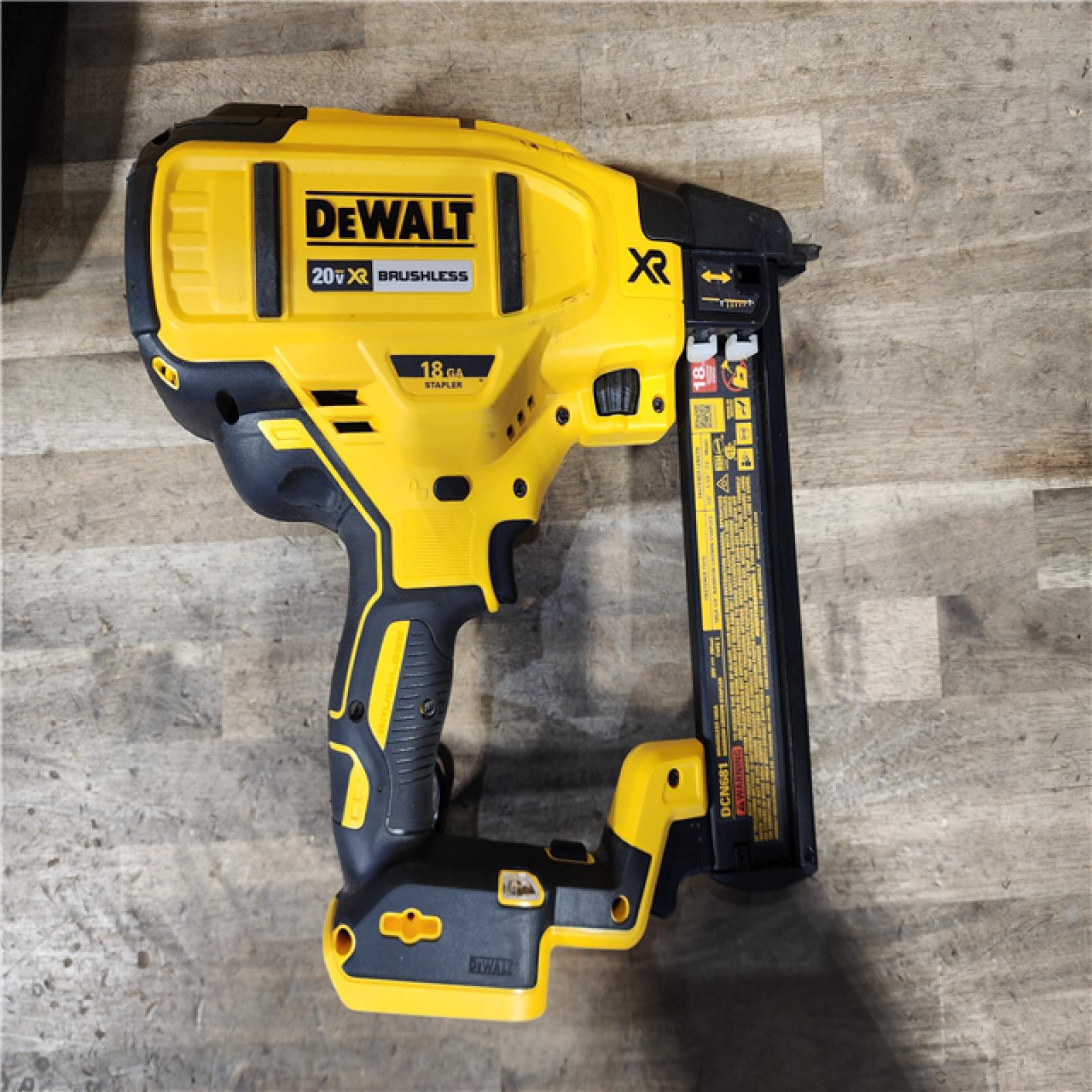 HOUSTON LOCATION - AS-IS DeWALT DCN681D1 20V MAX 18ga Cordless Brushless Narrow Crown Stapler Kit w/ BATTERY & CHARGER