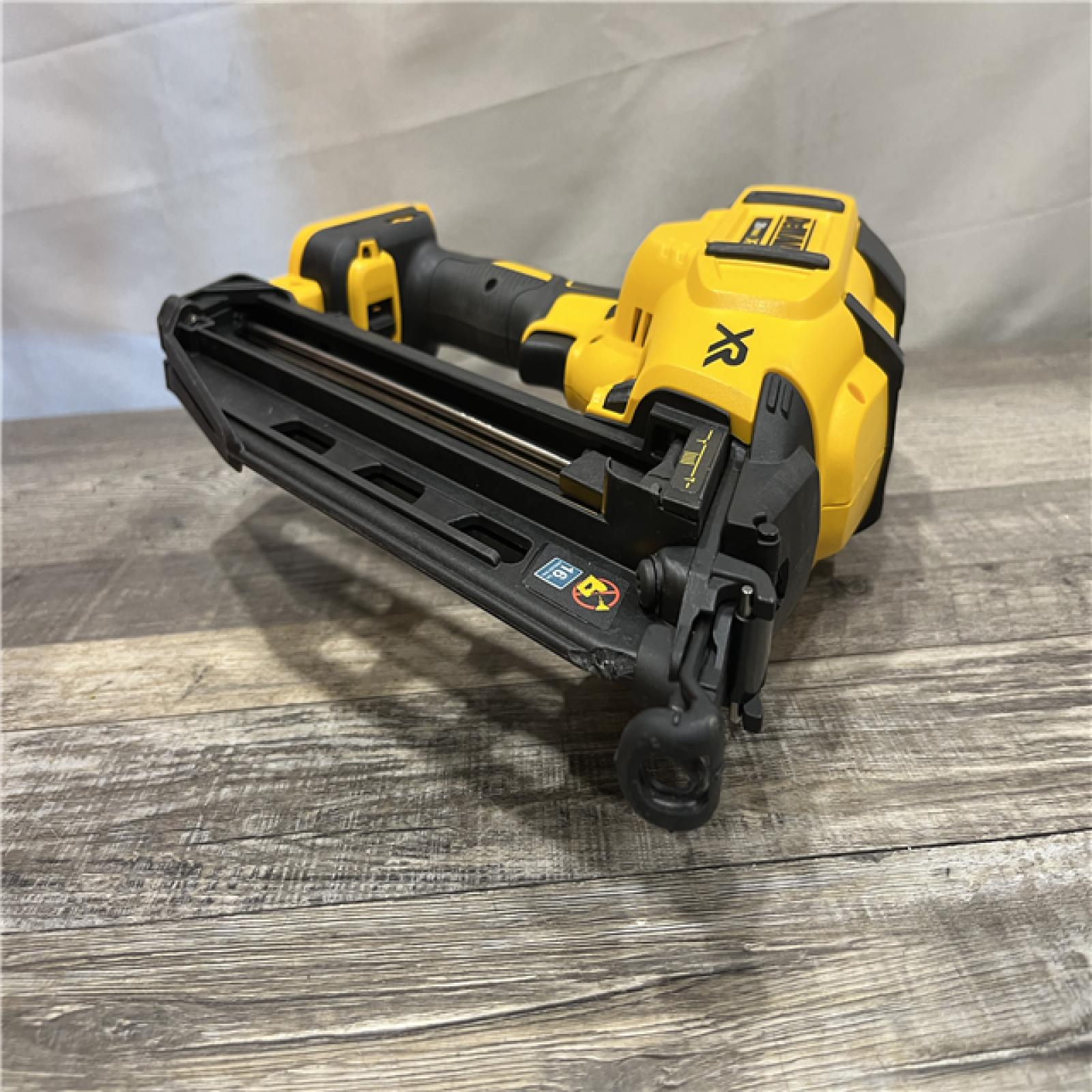 AS-IS DEWALT 20V MAX XR 16-Gauge Electric Cordless Angled Finishing Nailer Kit