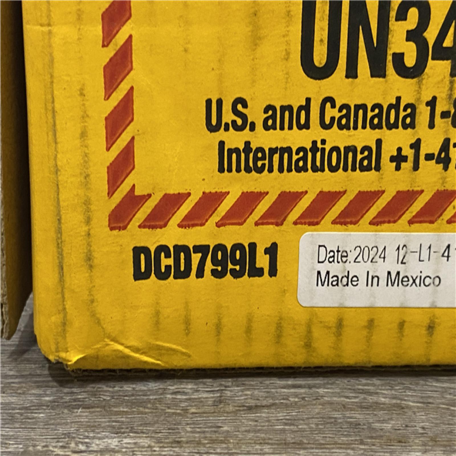 NEW - DEWALT ATOMIC 20-Volt Lithium-Ion Cordless 1/2 in. Compact Hammer Drill Kit