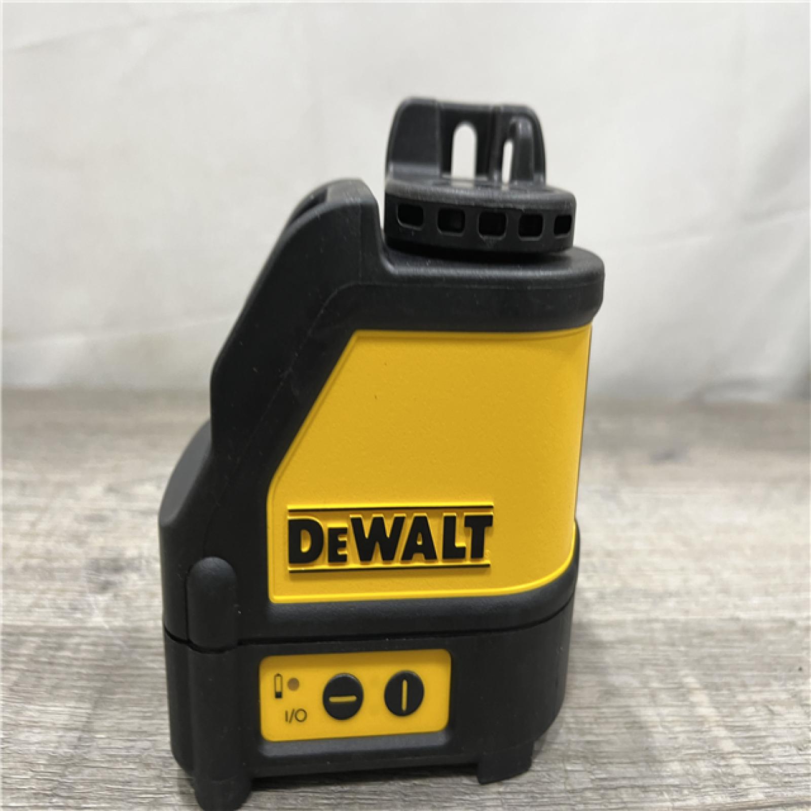 LIKE NEW - DEWALT 165 ft. Red Self-Leveling Cross-Line Laser Level Kit