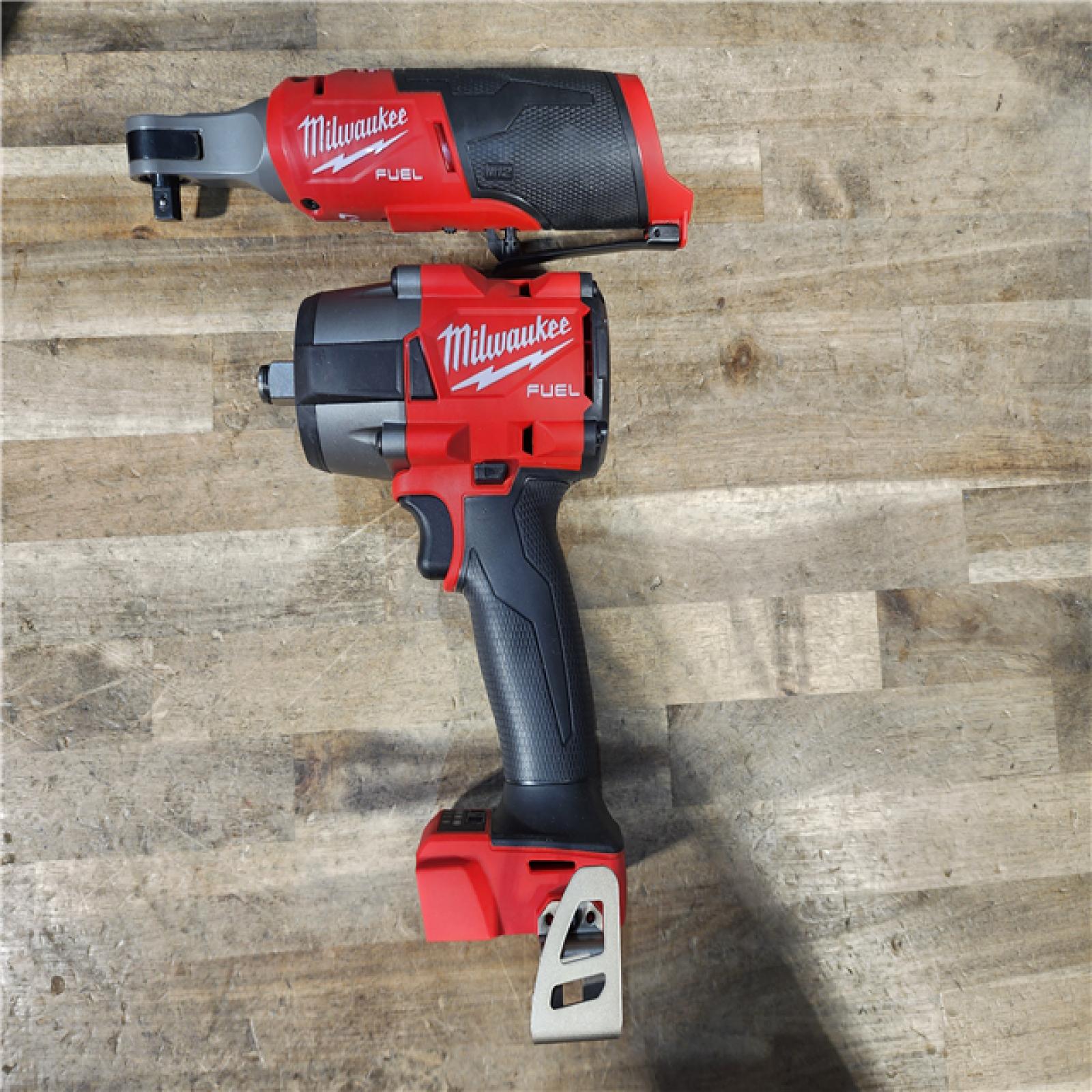 HOUSTON LOCATION - AS-IS MILWAUKEE 2 TOOL COMBO KIT W/ (2) BATTERY & CHARGER