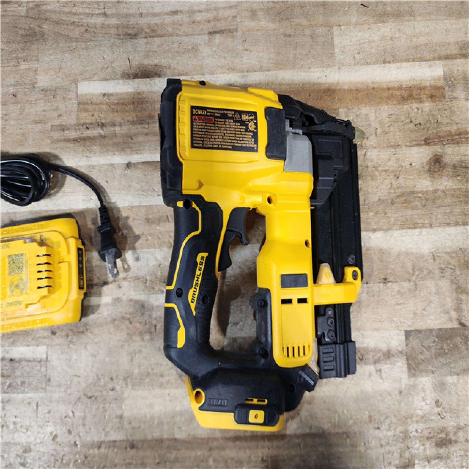 HOUSTON LOCATION - AS - IS DEWALT ATOMIC 20V MAX Lithium Ion Cordless 23 Gauge Pin Nailer Kit