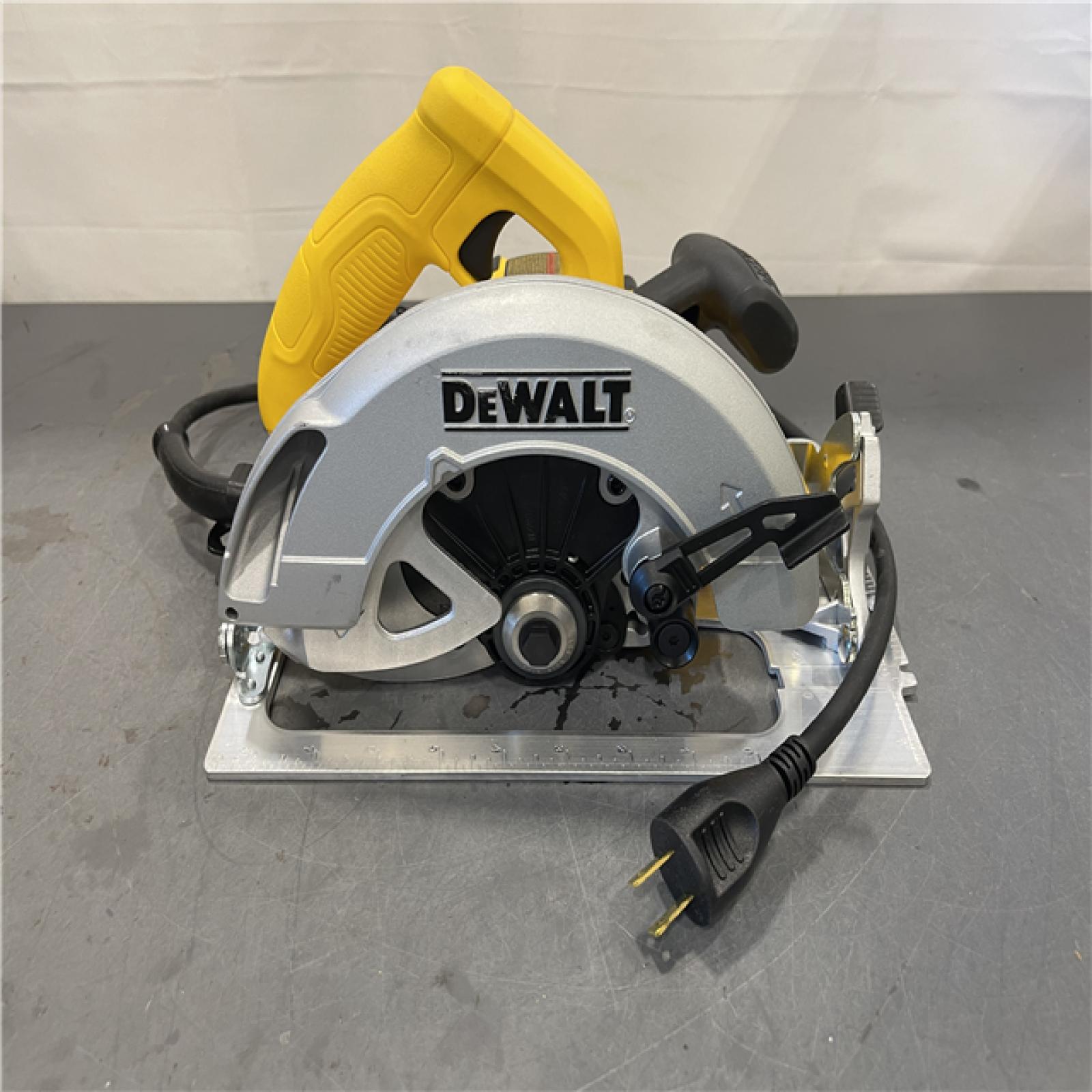 AS-IS - DeWalt 15 Amps 7-1/4 in. Corded Brushed Circular Saw
