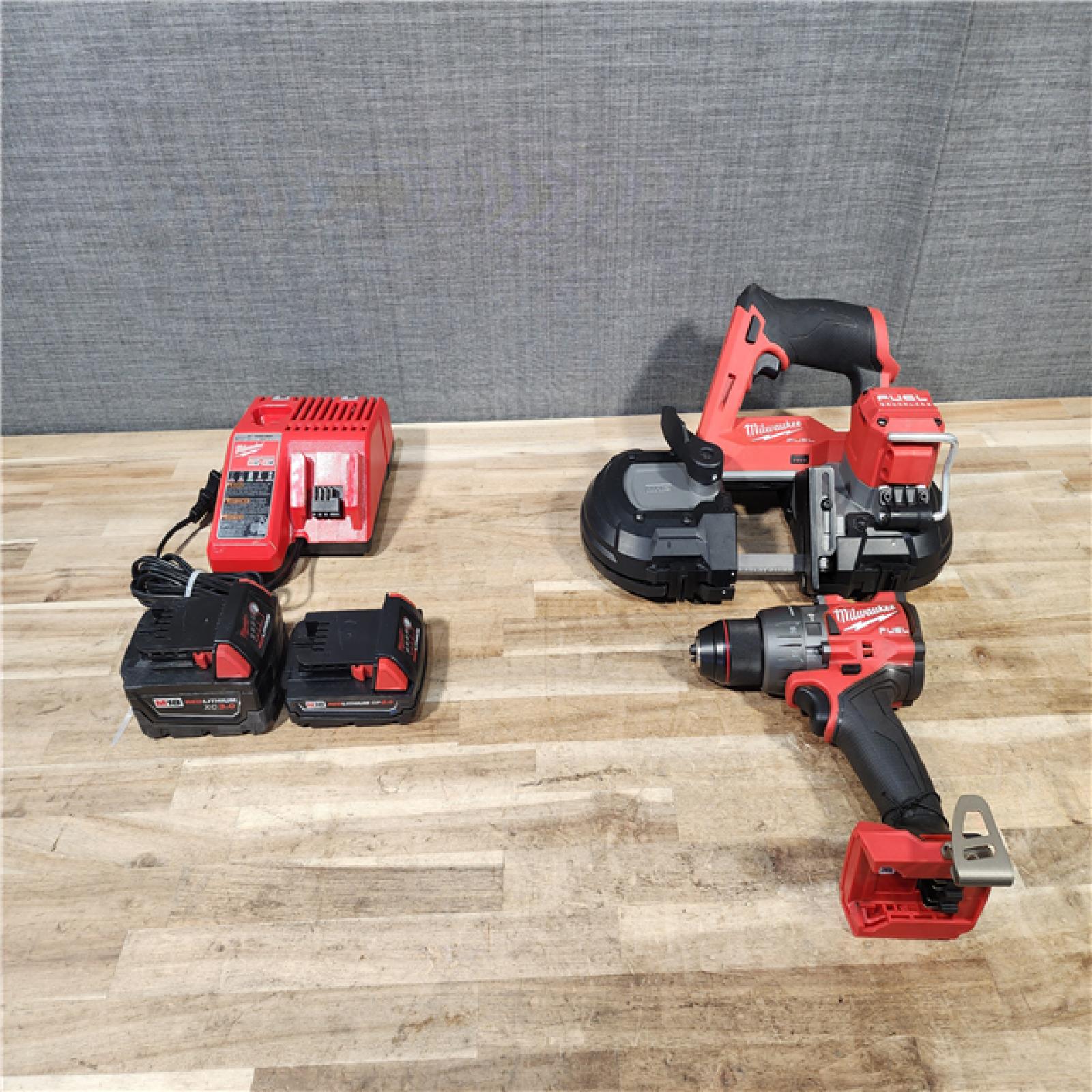 HOUSTON LOCATION - AS-IS MILWAUKEE 2 TOOL COMBO KIT W/ (2) BATTERY & CHARGER