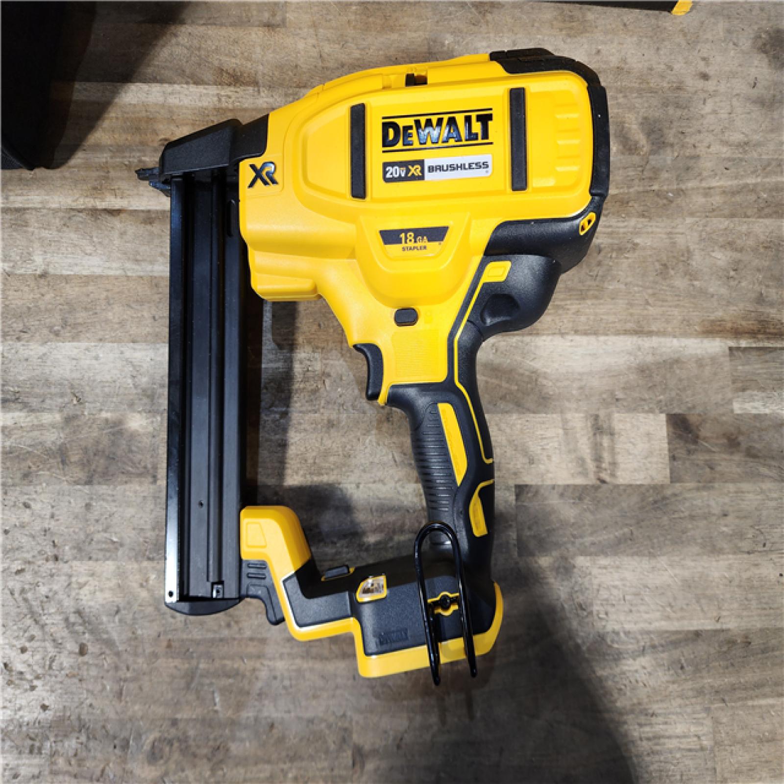 HOUSTON LOCATION - AS-IS DeWALT DCN681D1 20V MAX 18ga Cordless Brushless Narrow Crown Stapler Kit w/ BATTERY & CHARGER