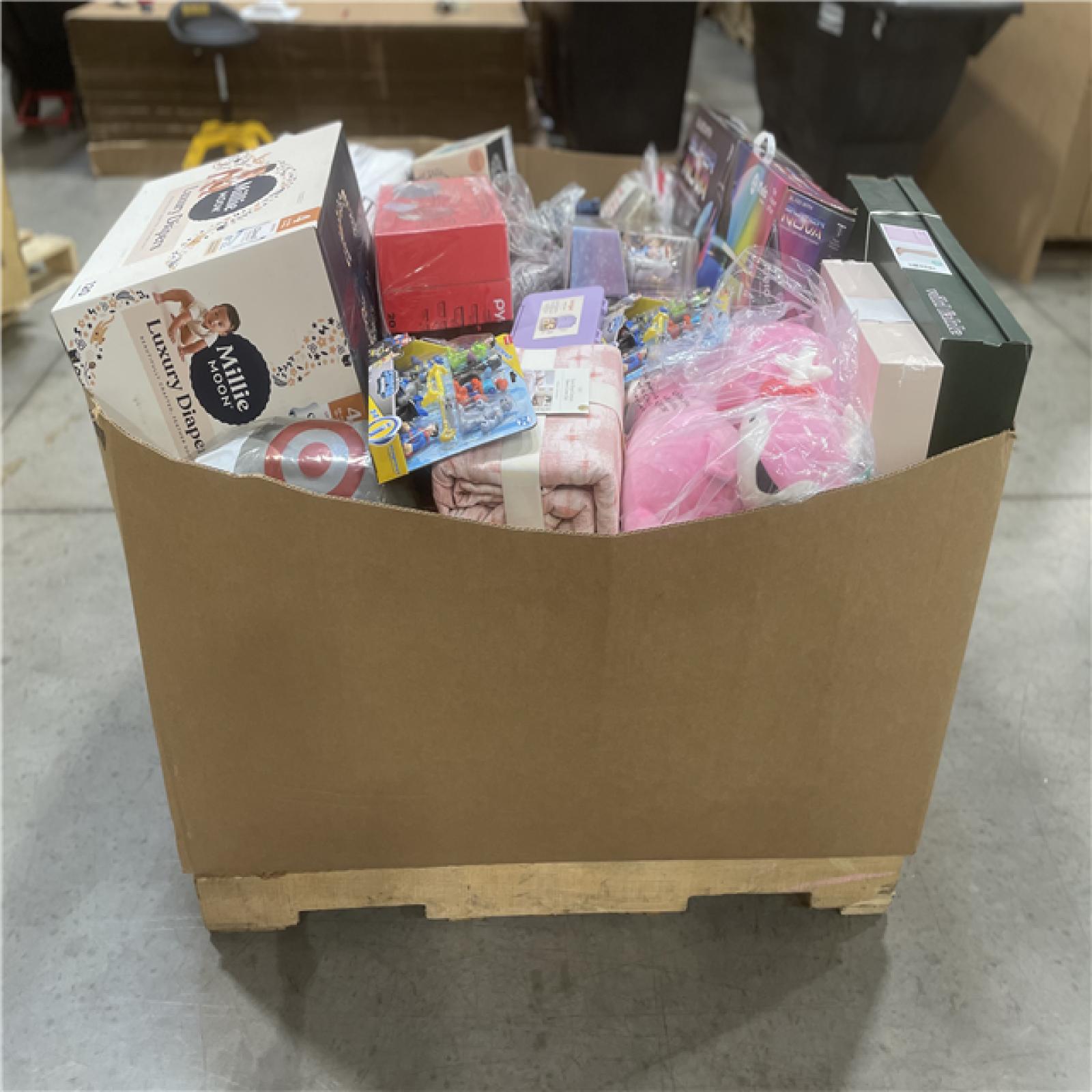 DALLAS LOCATION- NEW! BULLSEYE MIXED CLOTHING PALLET (300 UNITS)