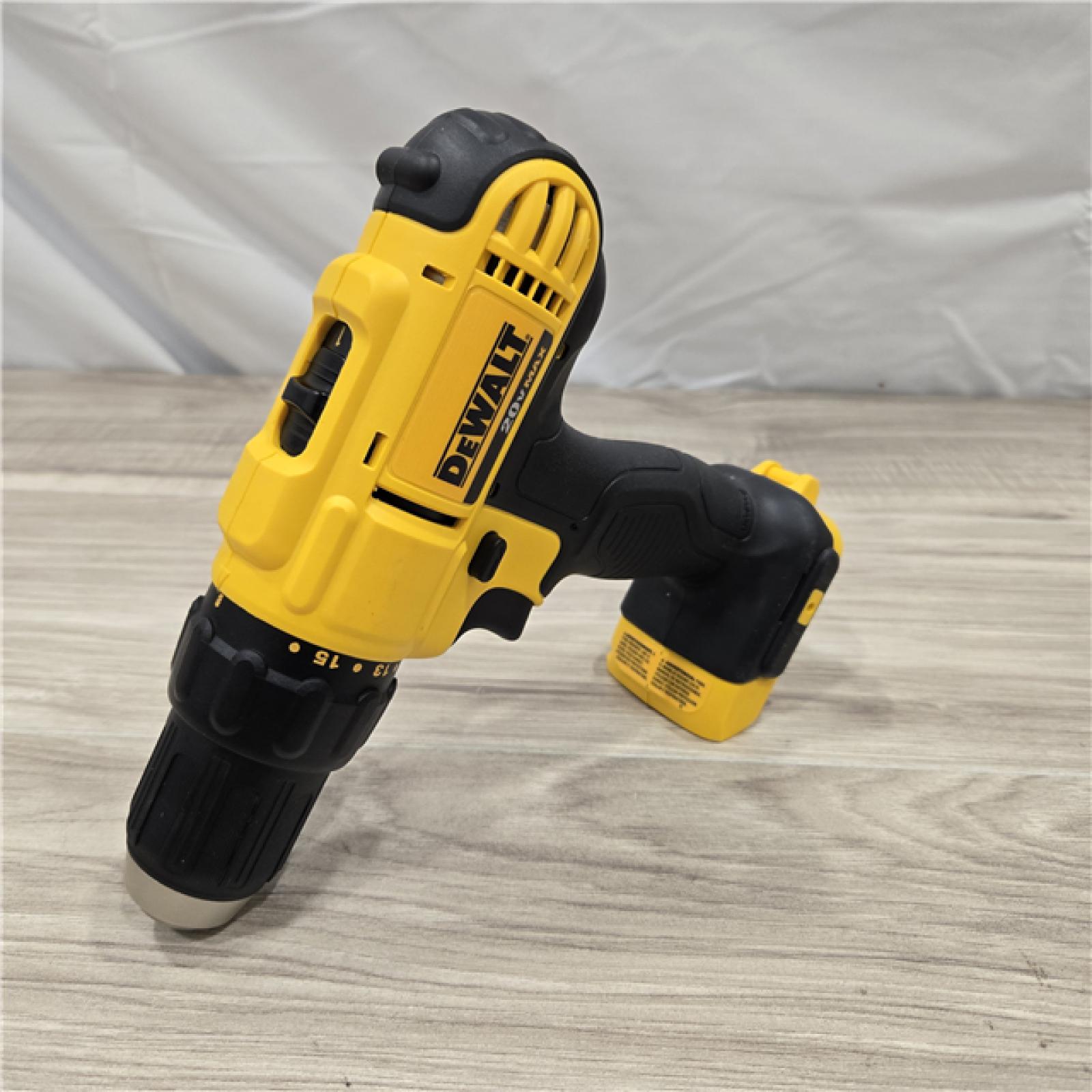 LIKE NEW! - DEWALT 20V MAX Cordless Drill/Driver Kit