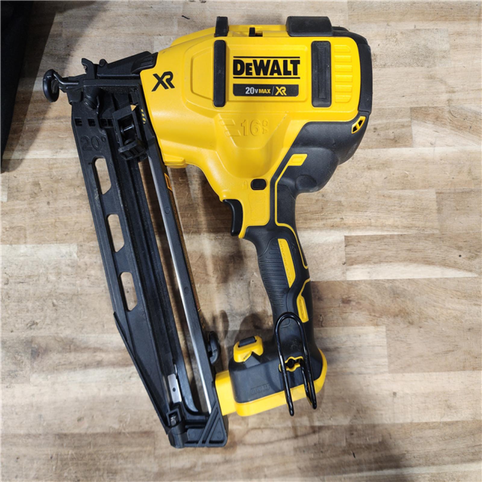 HOUSTON LOCATION - AS-IS DEWALT 20V MAX XR 16-Gauge Electric Cordless Angled Finishing Nailer Kit