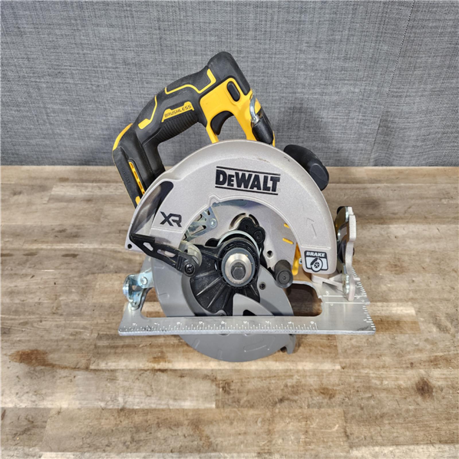 HOUSTON LOCATION - AS-IS DEWALT 20-Volt MAX 7-1/4 in. Cordless Circular Saw (Tool Only)