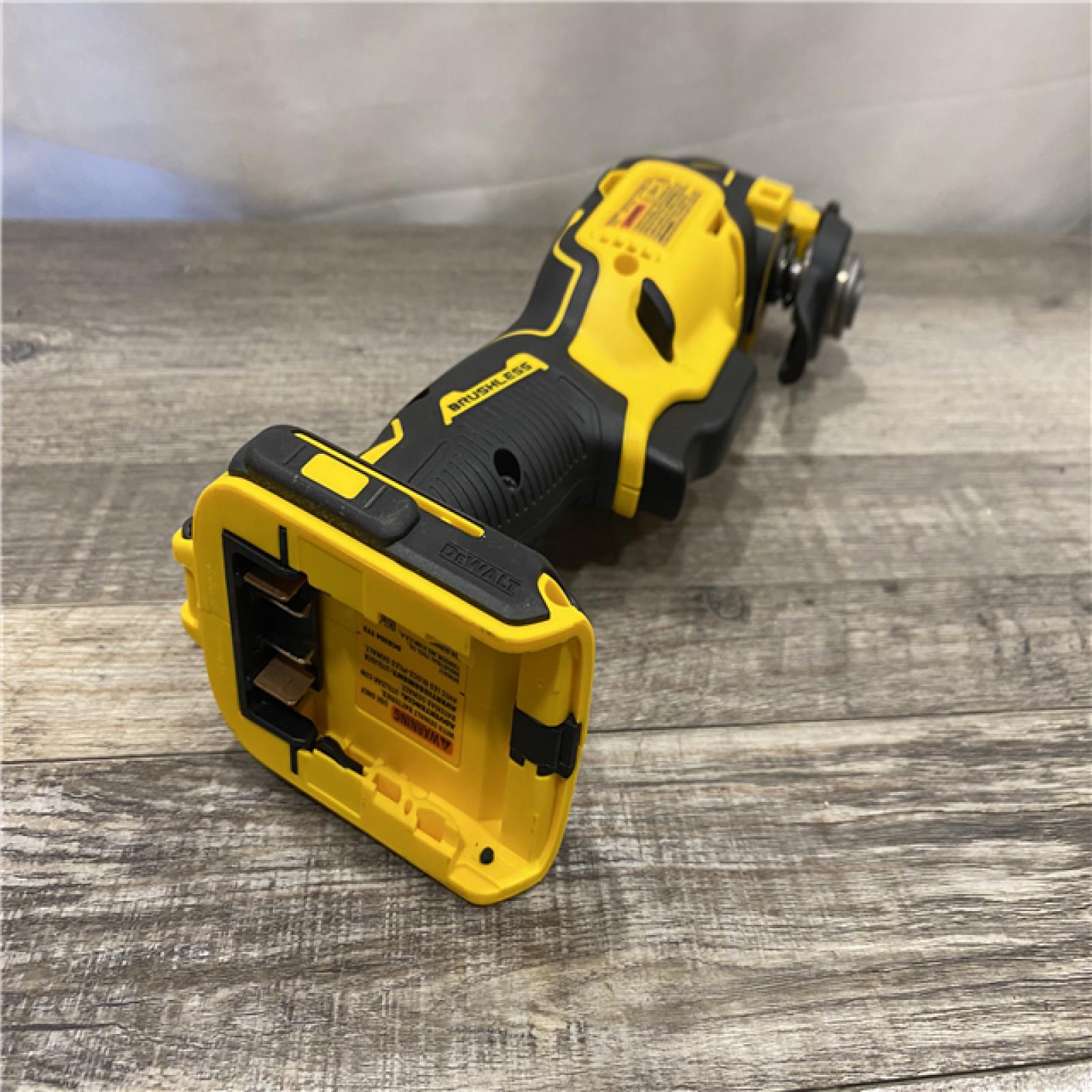 LIKE NEW - DEWALT ATOMIC 20V MAX Cordless Brushless Oscillating Multi Tool Kit