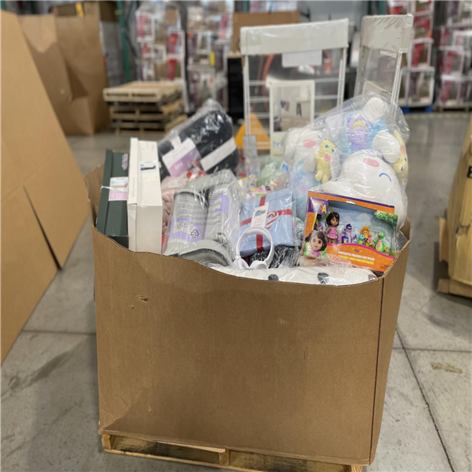 DALLAS LOCATION- NEW! BULLSEYE MIXED CLOTHING PALLET (300 UNITS)
