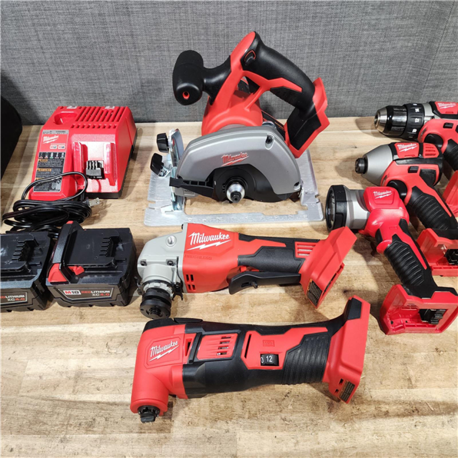 HOUSTON LOCATION - AS-IS MILWAUKEE 6 TOOL COMBO KIT W/ (2) BATTERY & CHARGER