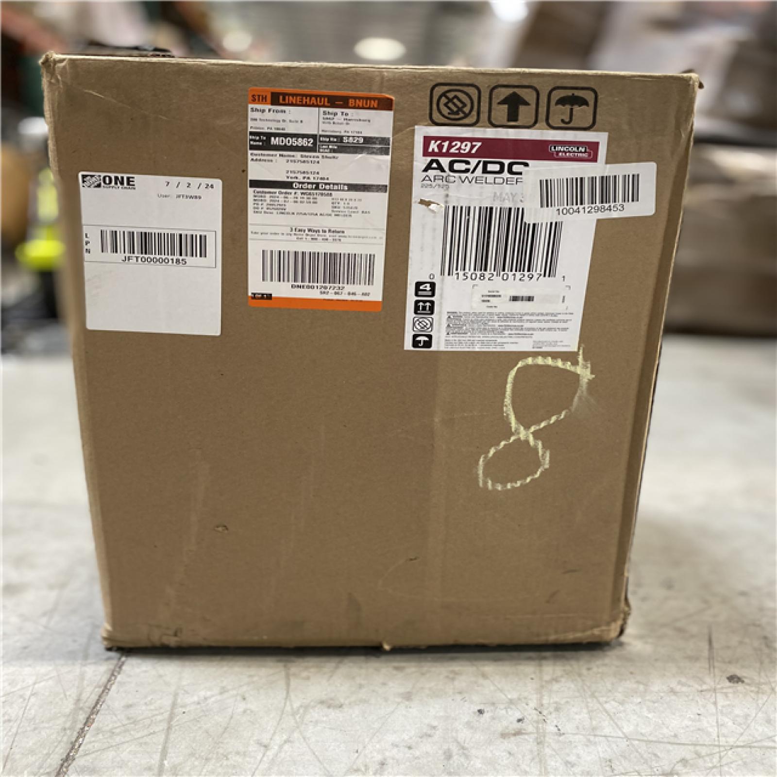 NEW! - Lincoln Electric 225 Amp AC and 125 Amp DC Arc/Stick Welder AC/DC 225/125, Single Phase, 230V