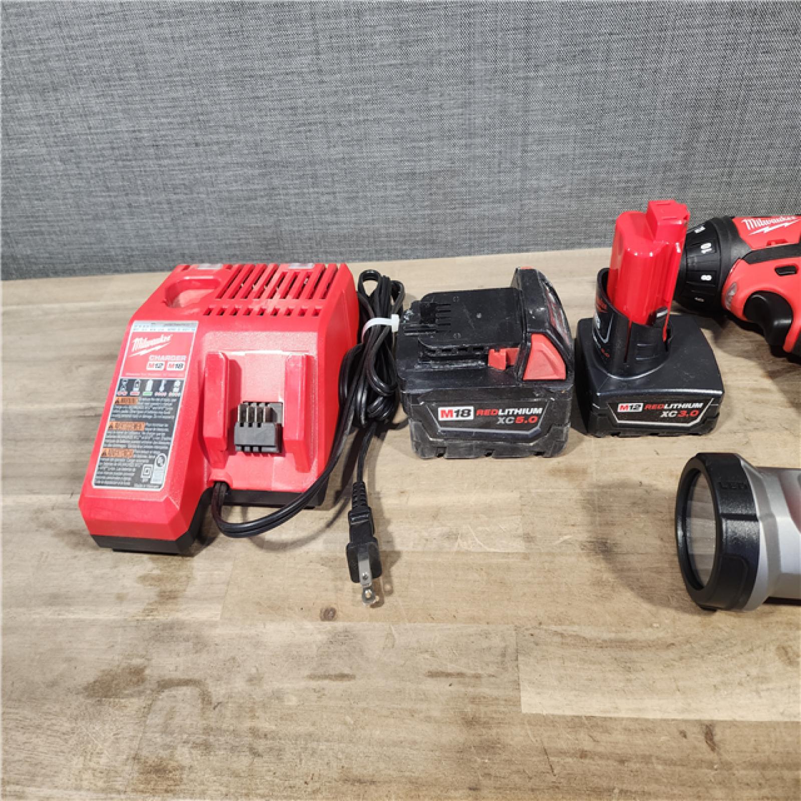 HOUSTON LOCATION - AS-IS MILWAUKEE 6 TOOL COMBO KIT W/ (2) BATTERY & CHARGER
