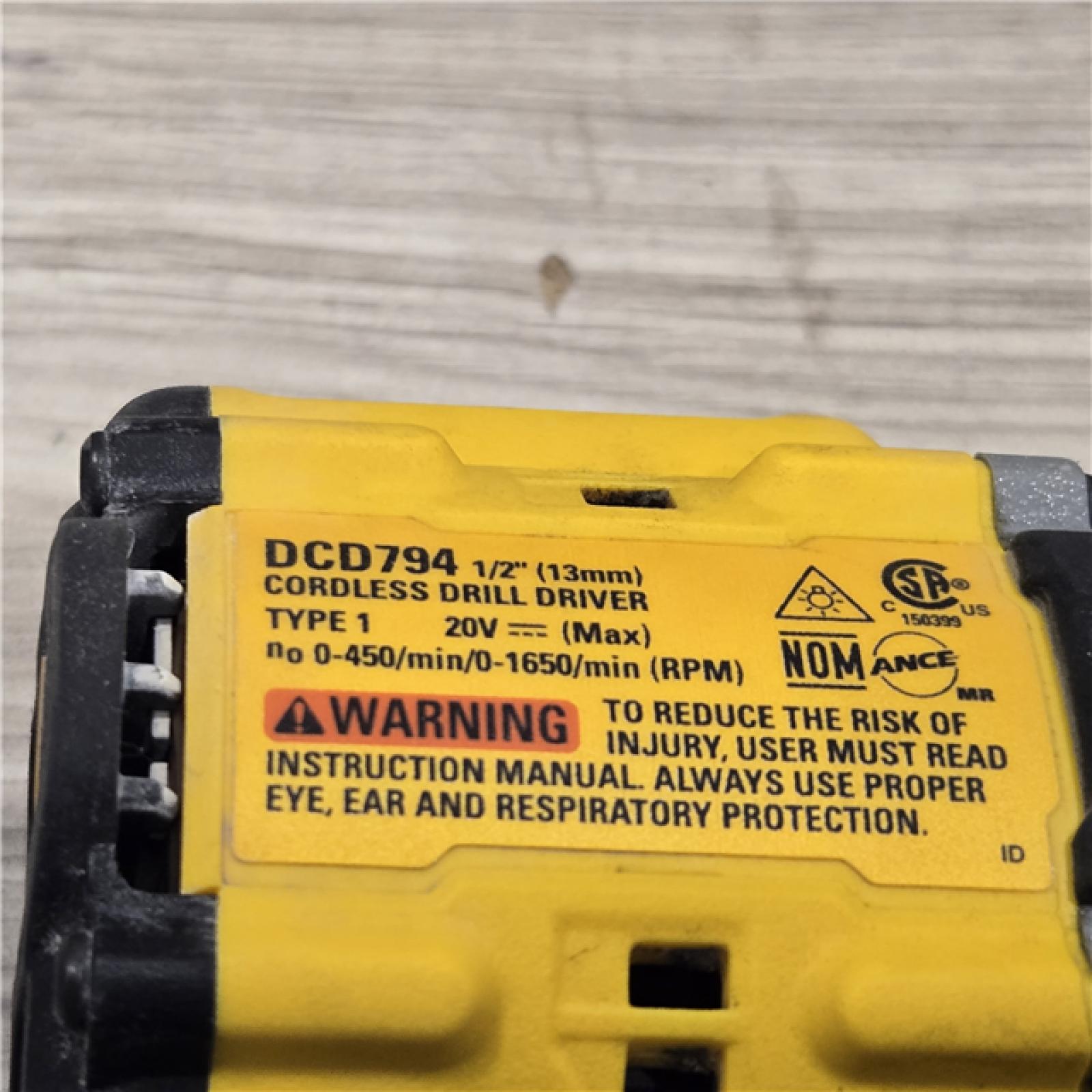 AS-IS DEWALT ATOMIC COMPACT SERIES 20V MAX* Cordless 1/2 Drill/Driver Kit