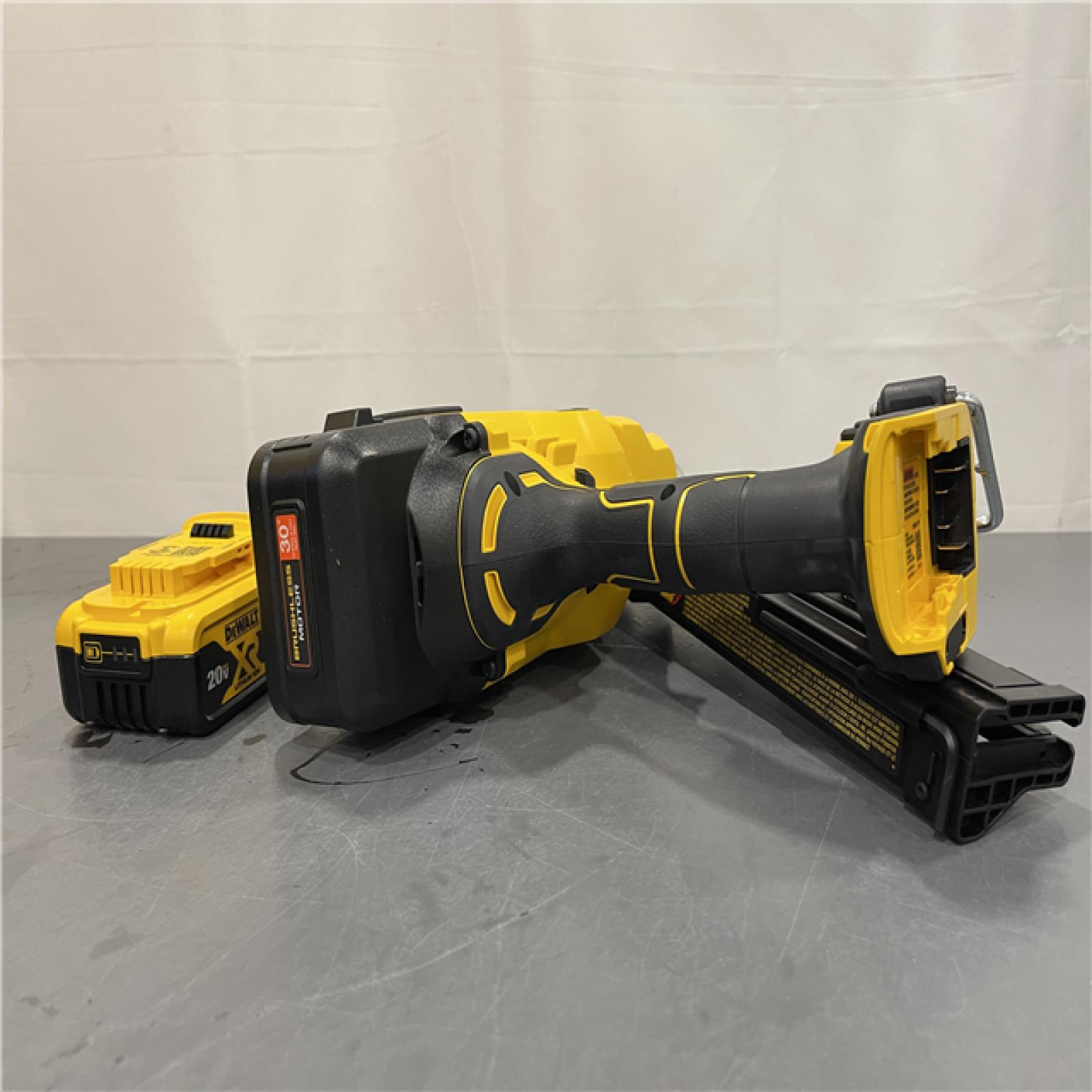AS-IS - DeWalt 20V MAX Cordless 30 Deg Framing Nailer Kit