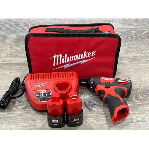 AS-IS Milwaukee 12V Lithium-Ion Cordless 1/4 in. Hex Screwdriver Kit
