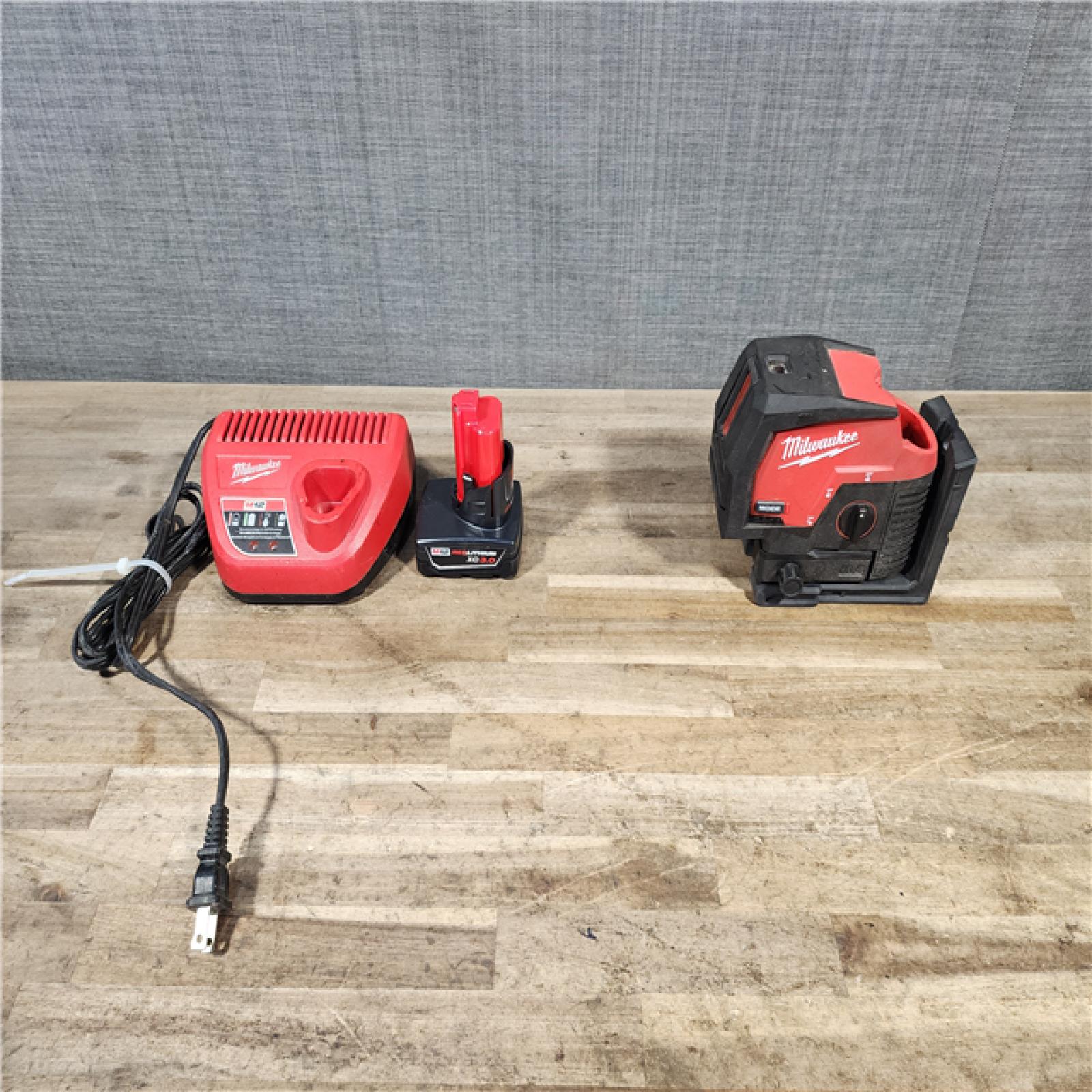 HOUSTON LOCATION - AS-IS Milwaukee Green 125 Ft. Cross Line and Plumb Points Laser Level Kit